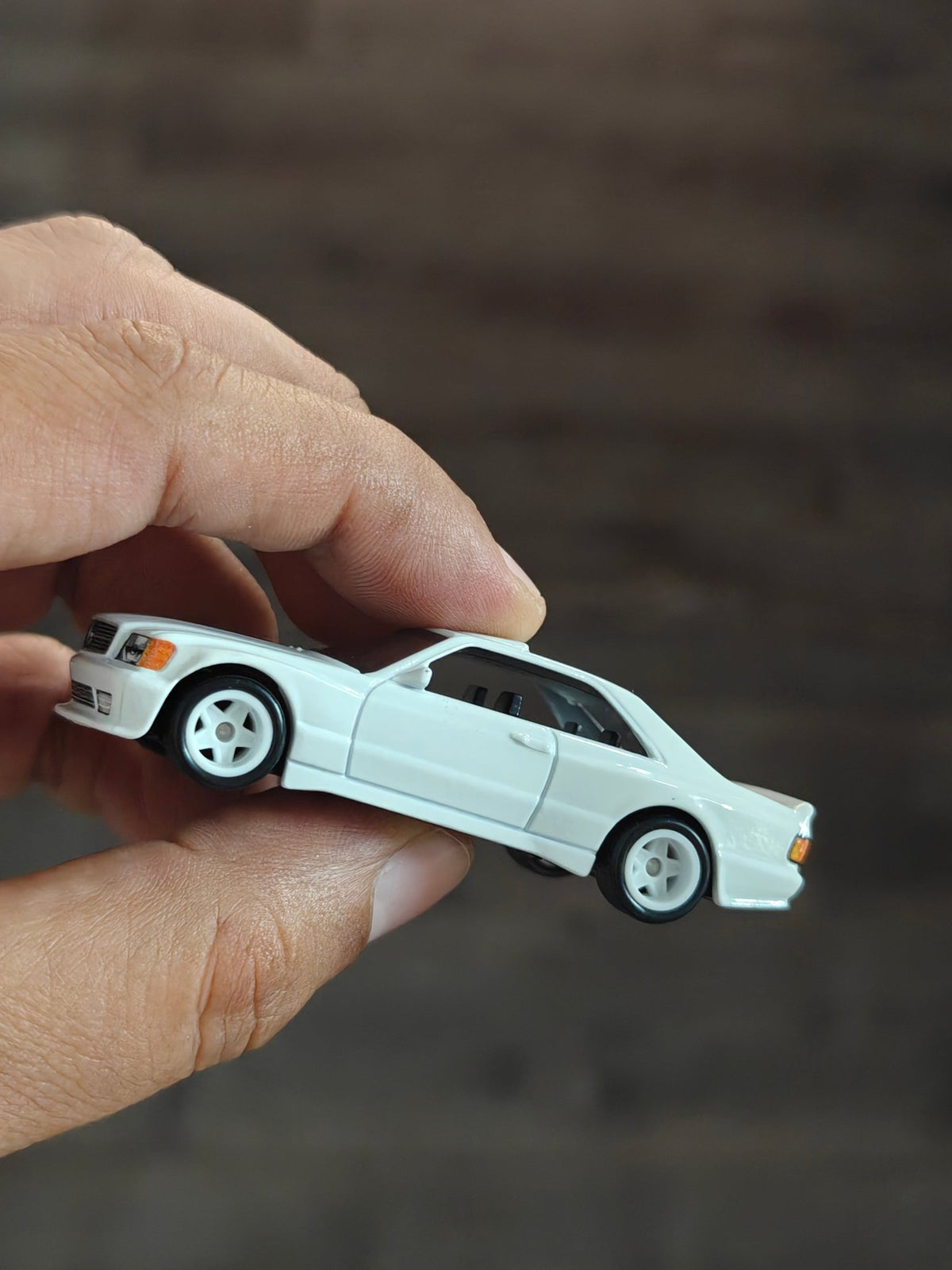 Premium Hot Wheels 1989 Mercedes-Benz 560 SEC AMG - White (Uncarded - New) - Kinder Logs