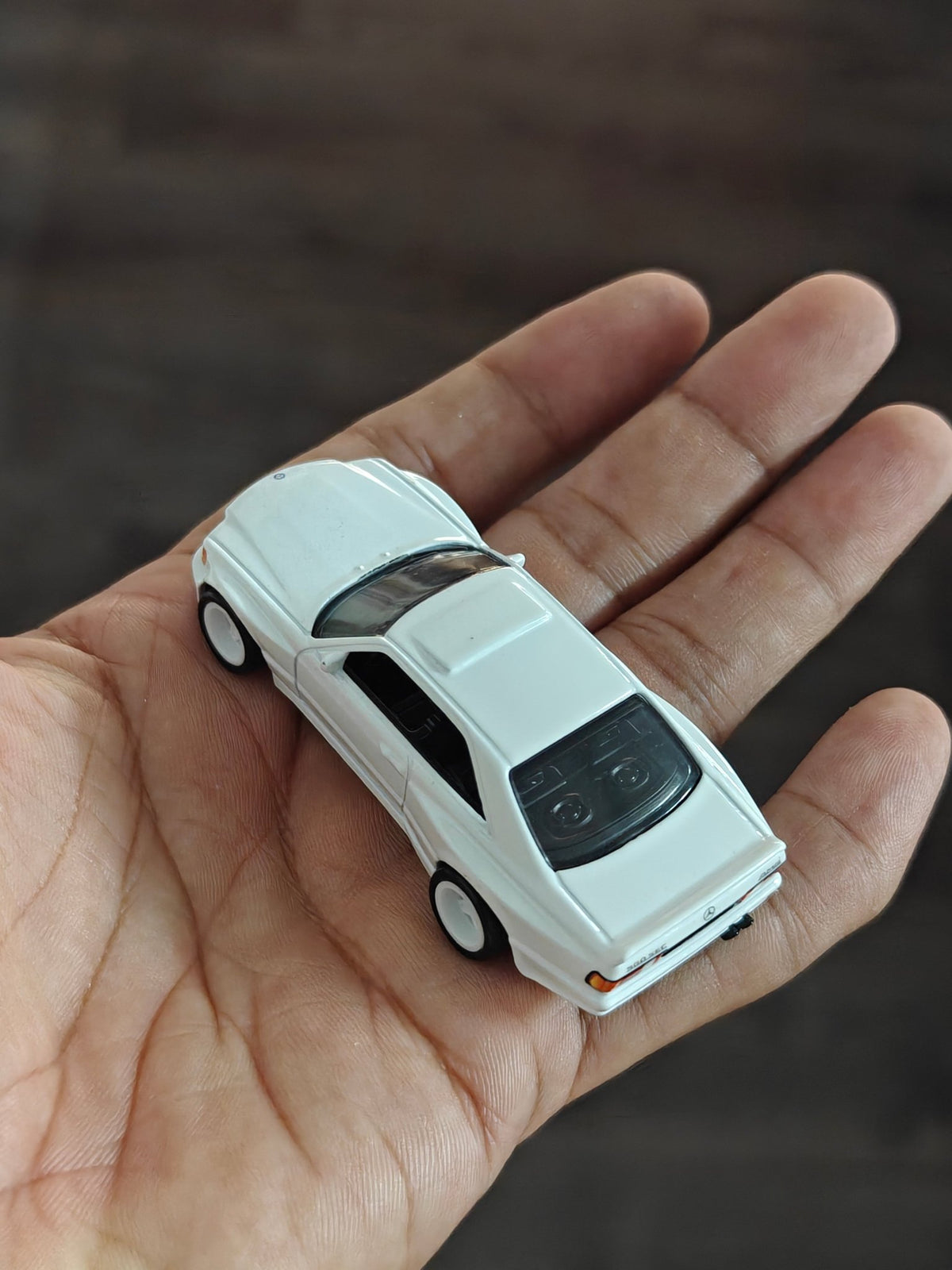 Premium Hot Wheels 1989 Mercedes-Benz 560 SEC AMG - White (Uncarded - New) - Kinder Logs