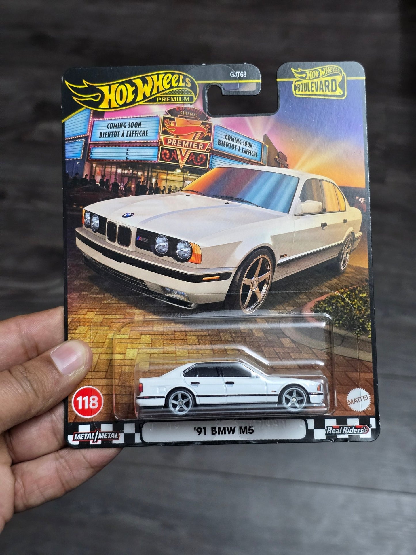 Premium Hot Wheels 1991 BMW M5 - Boulevard 118 - Kinder Logs