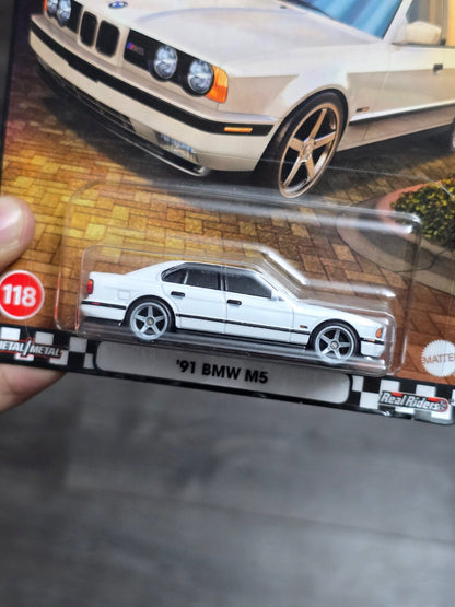 Premium Hot Wheels 1991 BMW M5 - Boulevard 118 - Kinder Logs