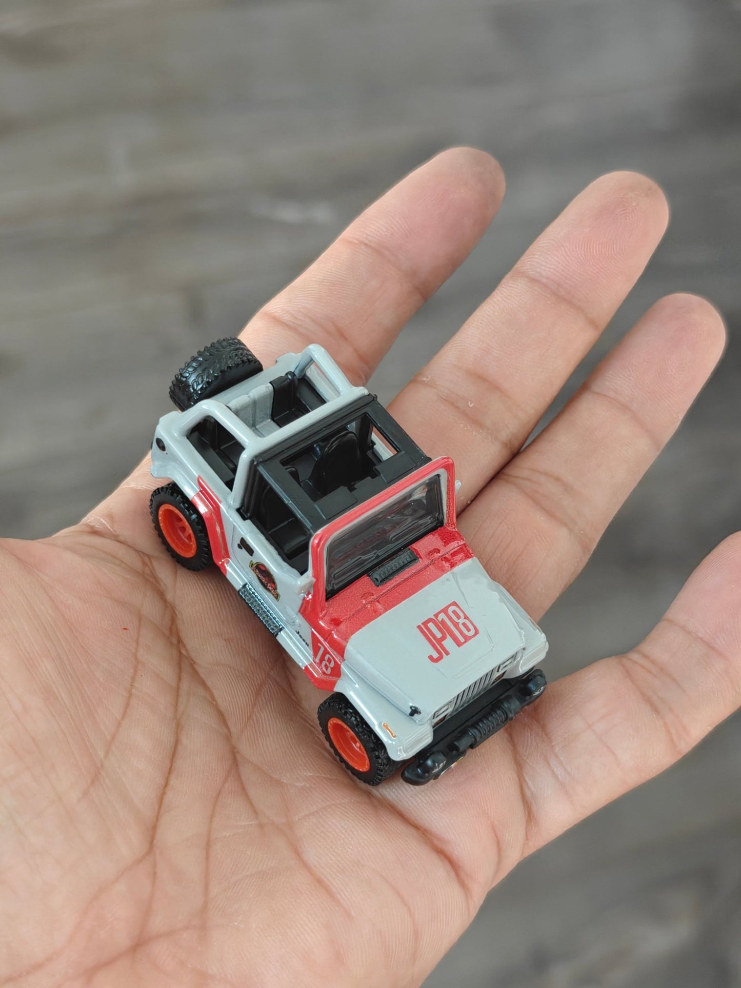 Premium Hot Wheels 1992 Jeep Wrangler Sahara Jurassic Park (Uncarded - New) - Kinder Logs