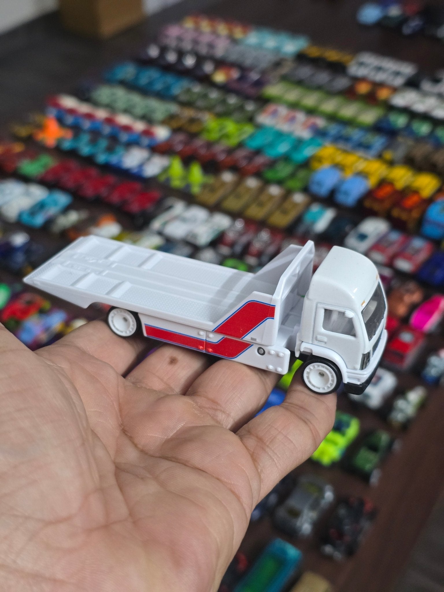 Premium Hot Wheels Aero Lift - White (Uncarded - New) - Kinder Logs