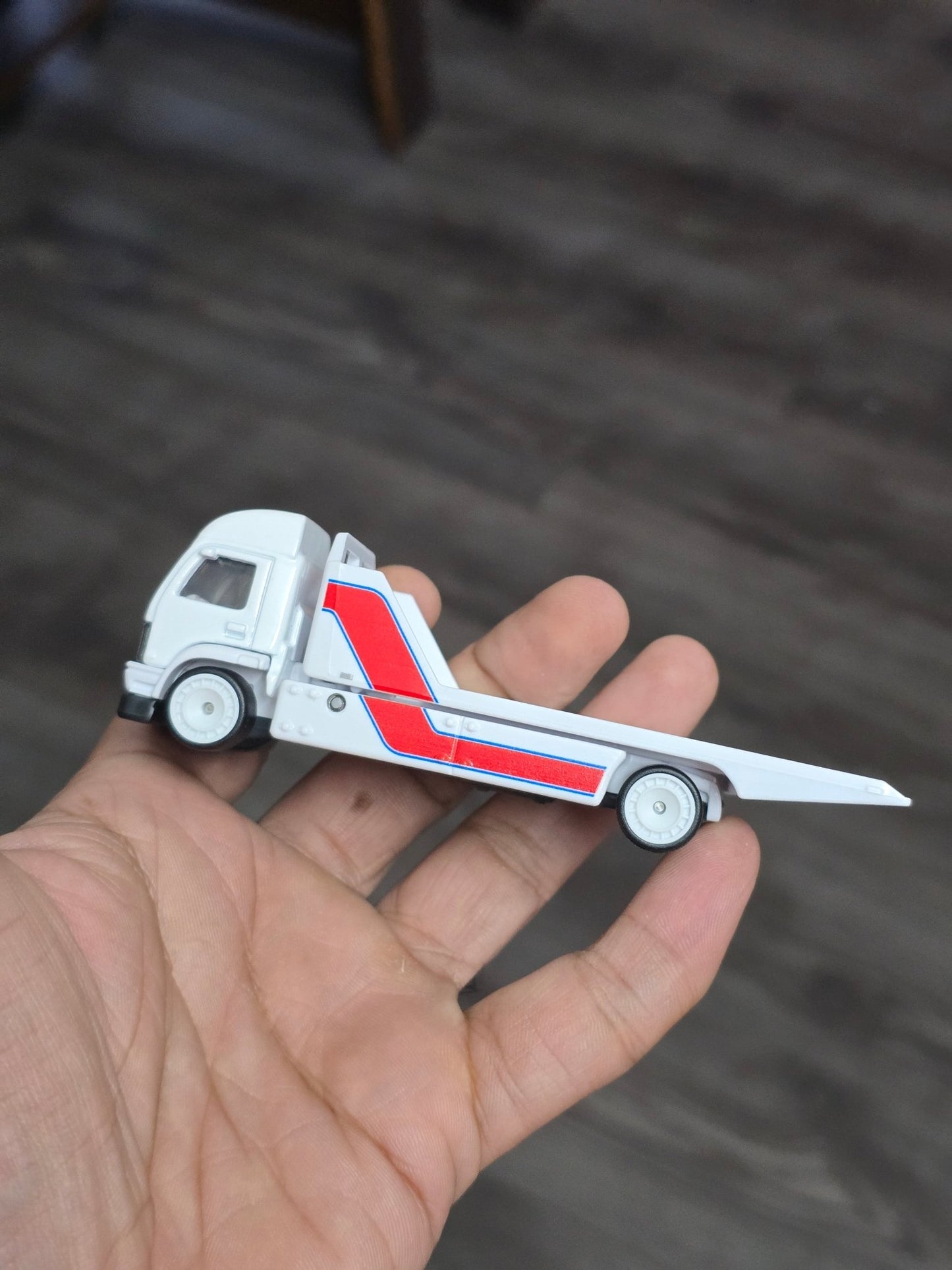 Premium Hot Wheels Aero Lift - White (Uncarded - New) - Kinder Logs