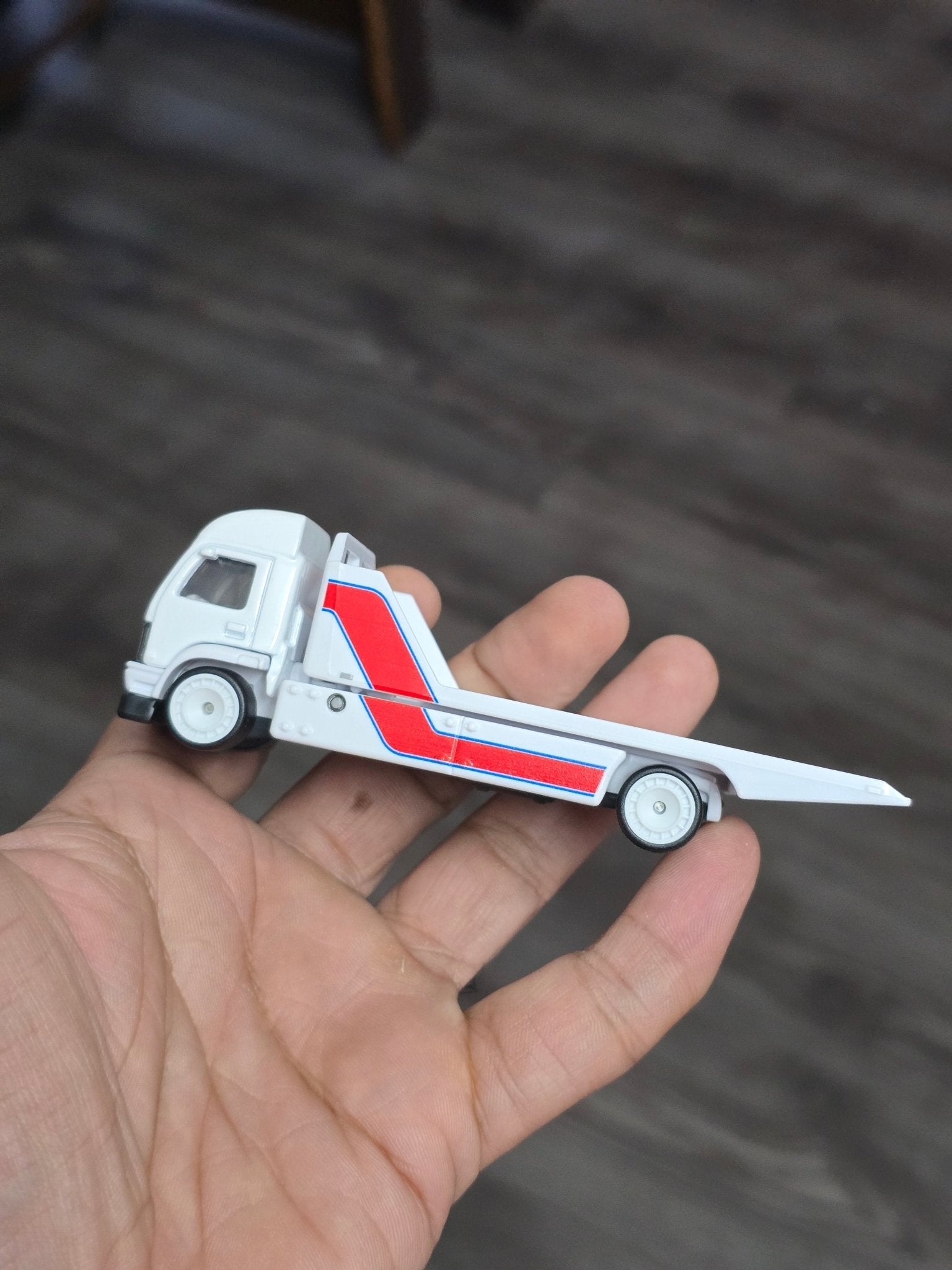 Premium Hot Wheels Aero Lift - White (Uncarded - New) - Kinder Logs