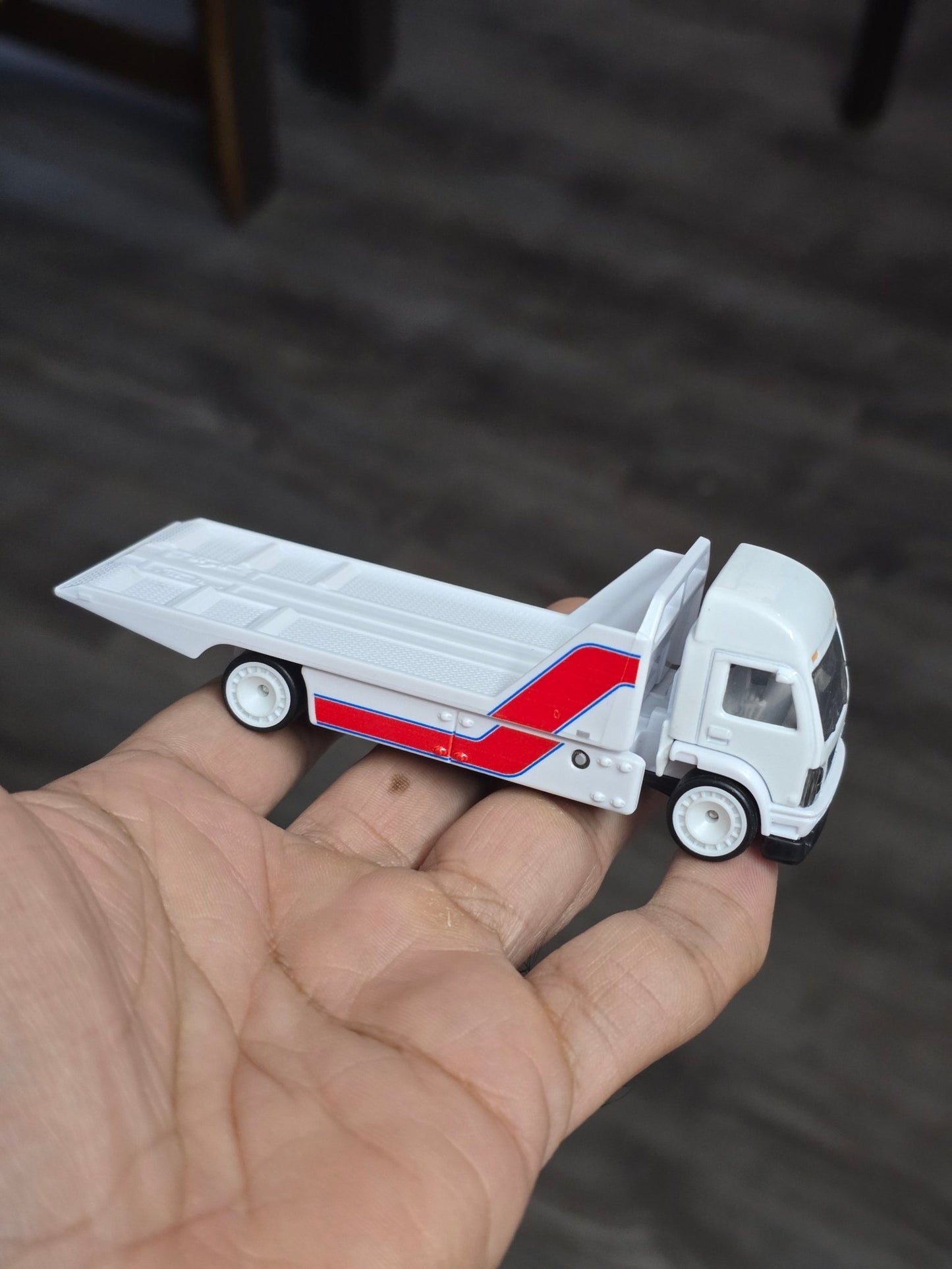 Premium Hot Wheels Aero Lift - White (Uncarded - New) - Kinder Logs