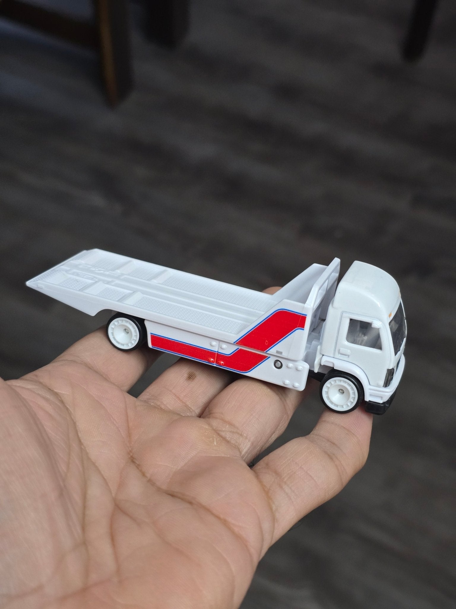Premium Hot Wheels Aero Lift - White (Uncarded - New) - Kinder Logs