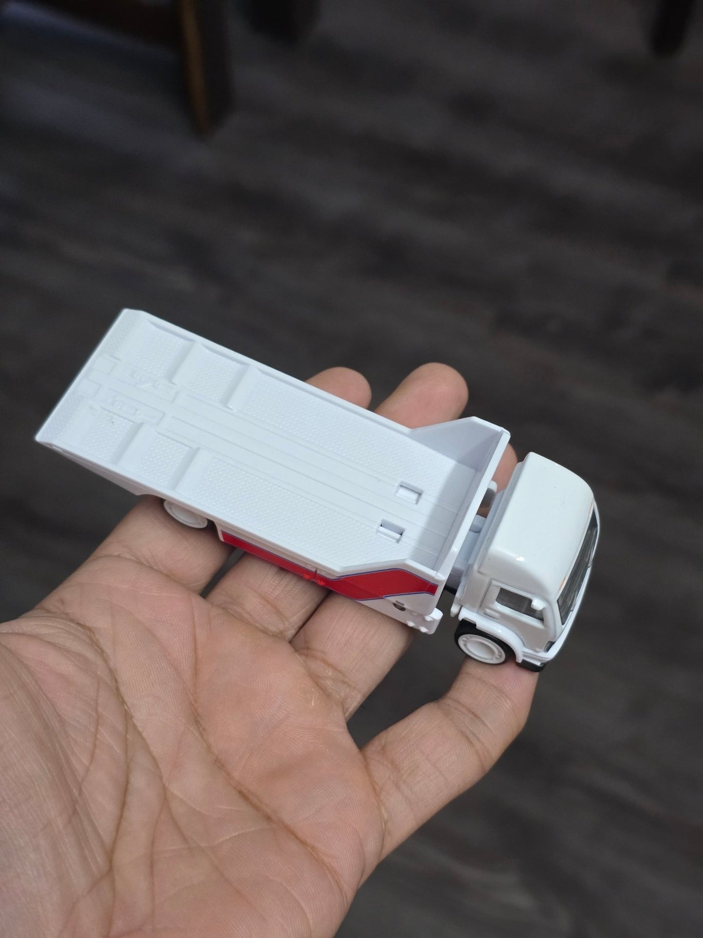 Premium Hot Wheels Aero Lift - White (Uncarded - New) - Kinder Logs