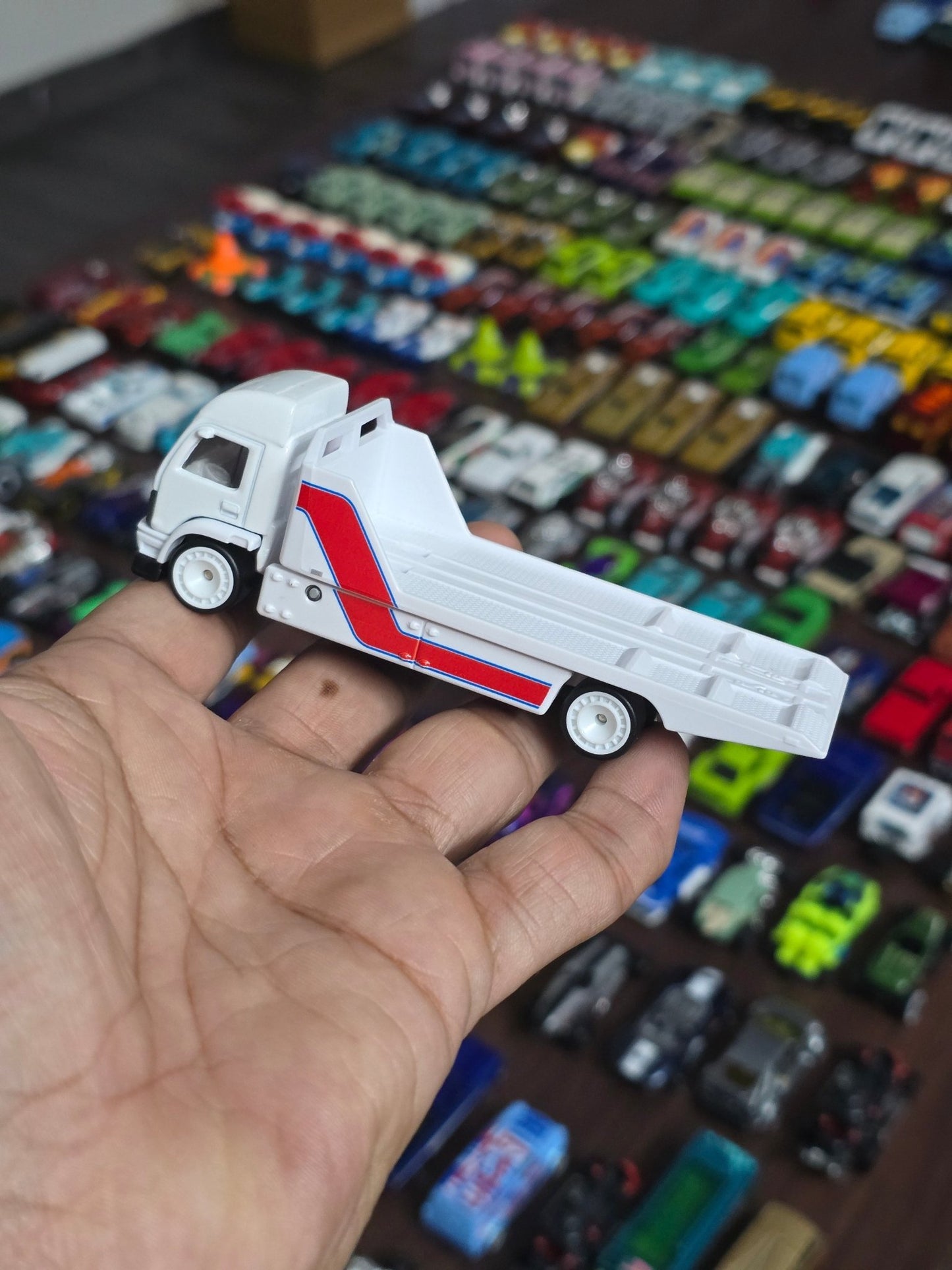 Premium Hot Wheels Aero Lift - White (Uncarded - New) - Kinder Logs