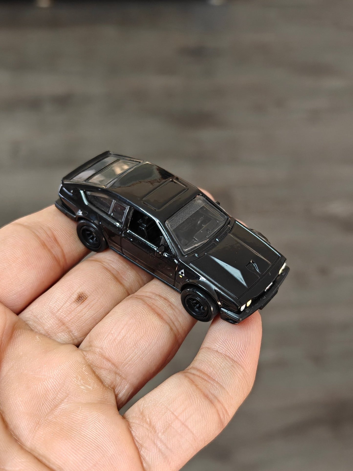 Premium Hot Wheels Alfa Romeo GTV6 3.0 CHASE 0/5 (Uncarded - With Card) - Kinder Logs