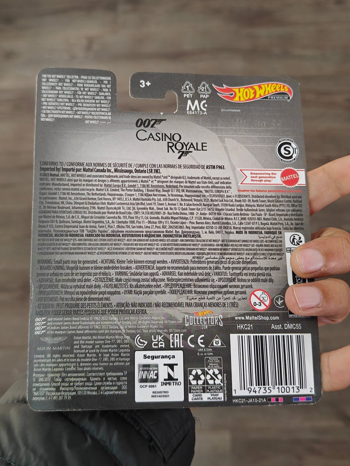 Premium Hot Wheels Aston Martin DBS - James Bond 007 Casino Royale (Imported) - Kinder Logs