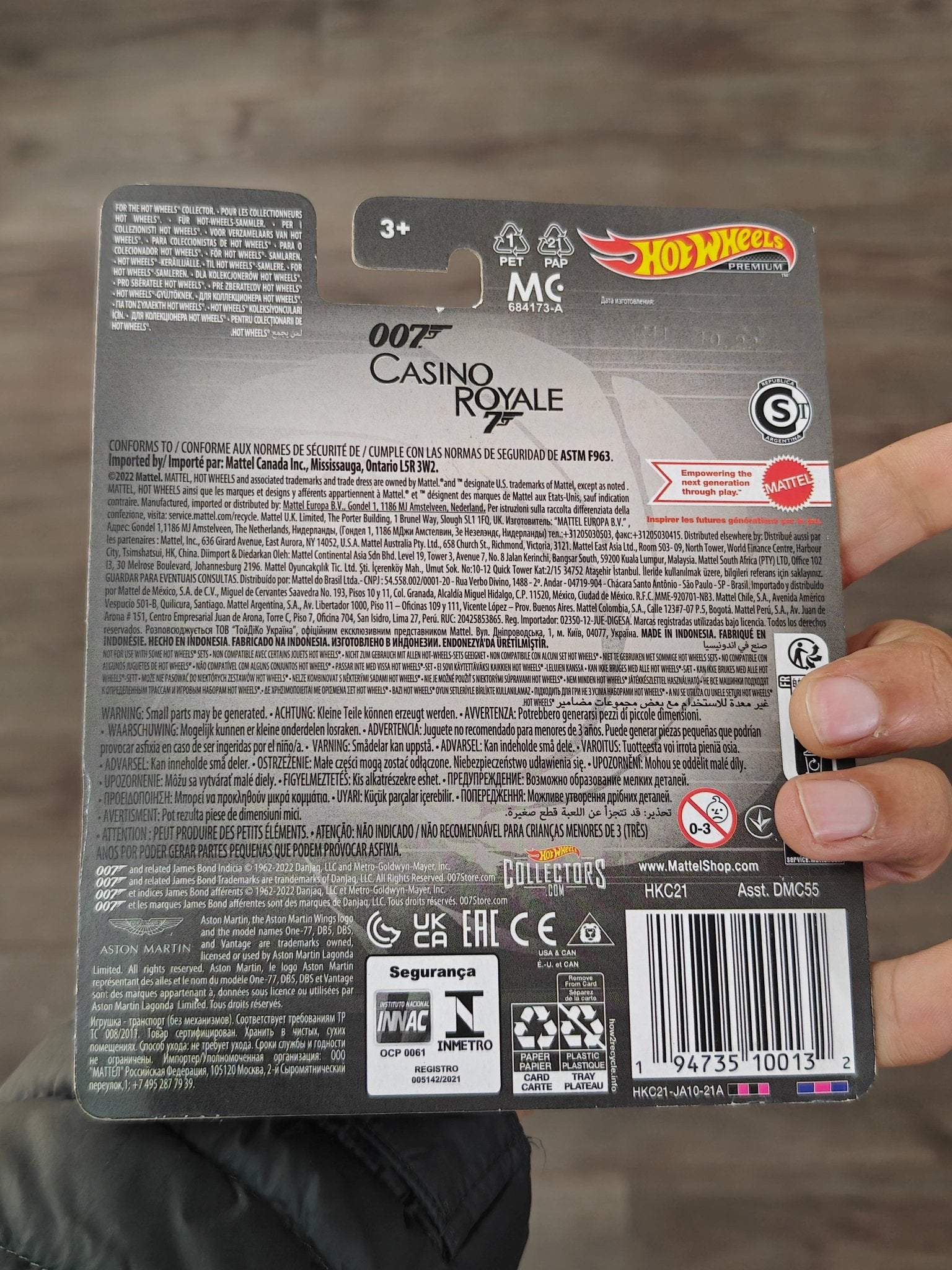 Premium Hot Wheels Aston Martin DBS - James Bond 007 Casino Royale (Imported) - Kinder Logs