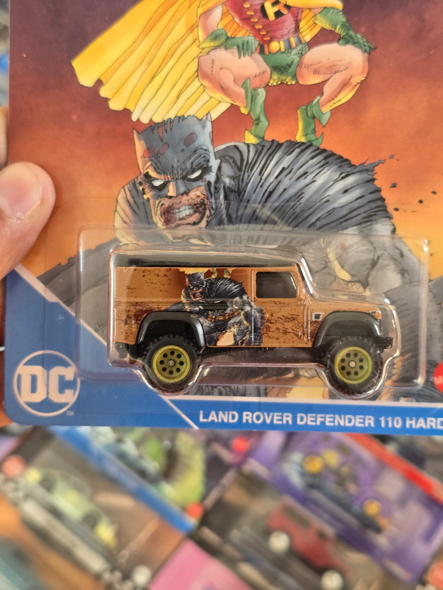 Premium Hot Wheels DC Batman & Robin Land Rover Defender 110 Hard Top - Kinder Logs