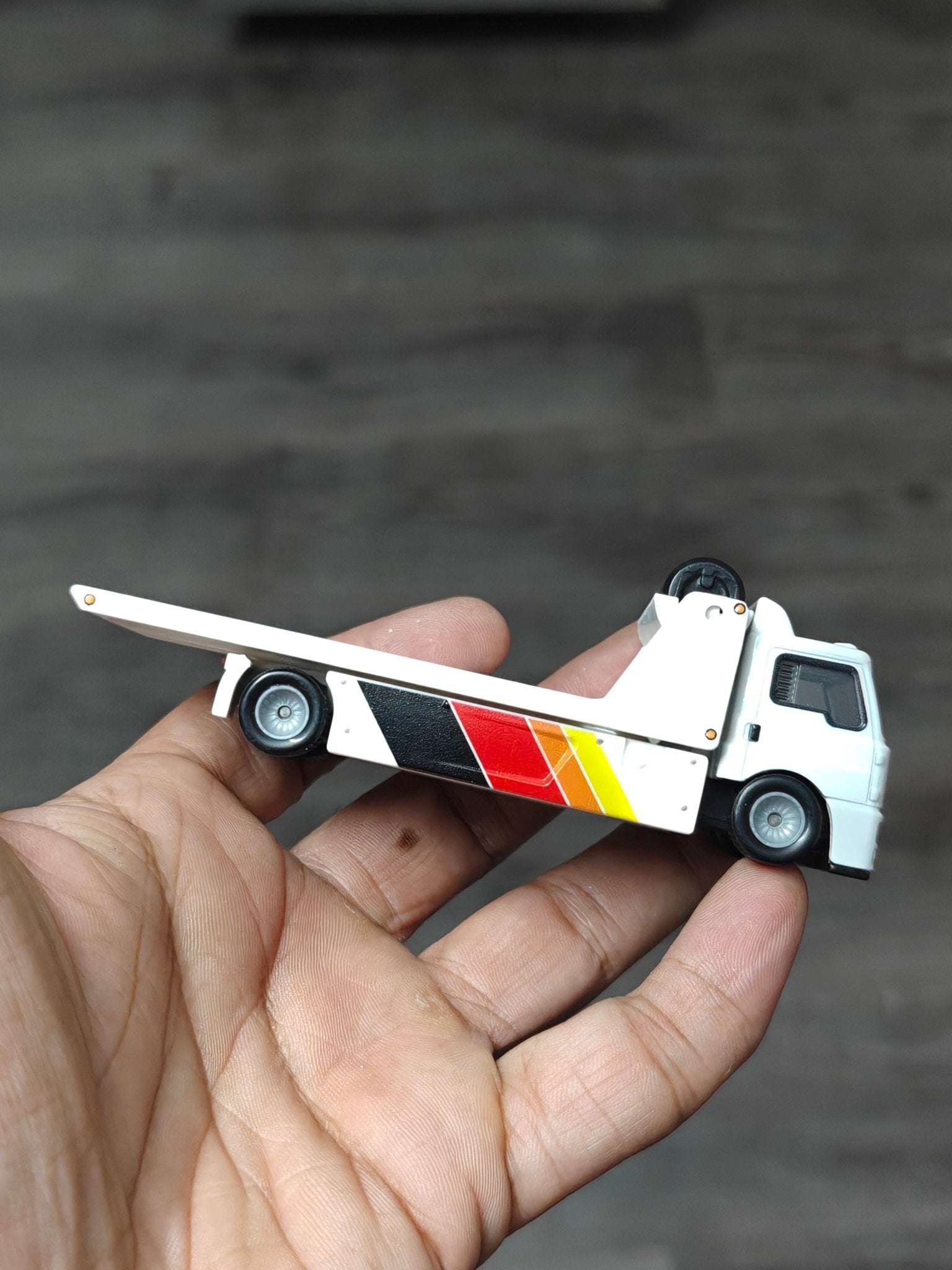 Premium Hot Wheels Fleet Street Hauler (Uncarded - New) - Kinder Logs