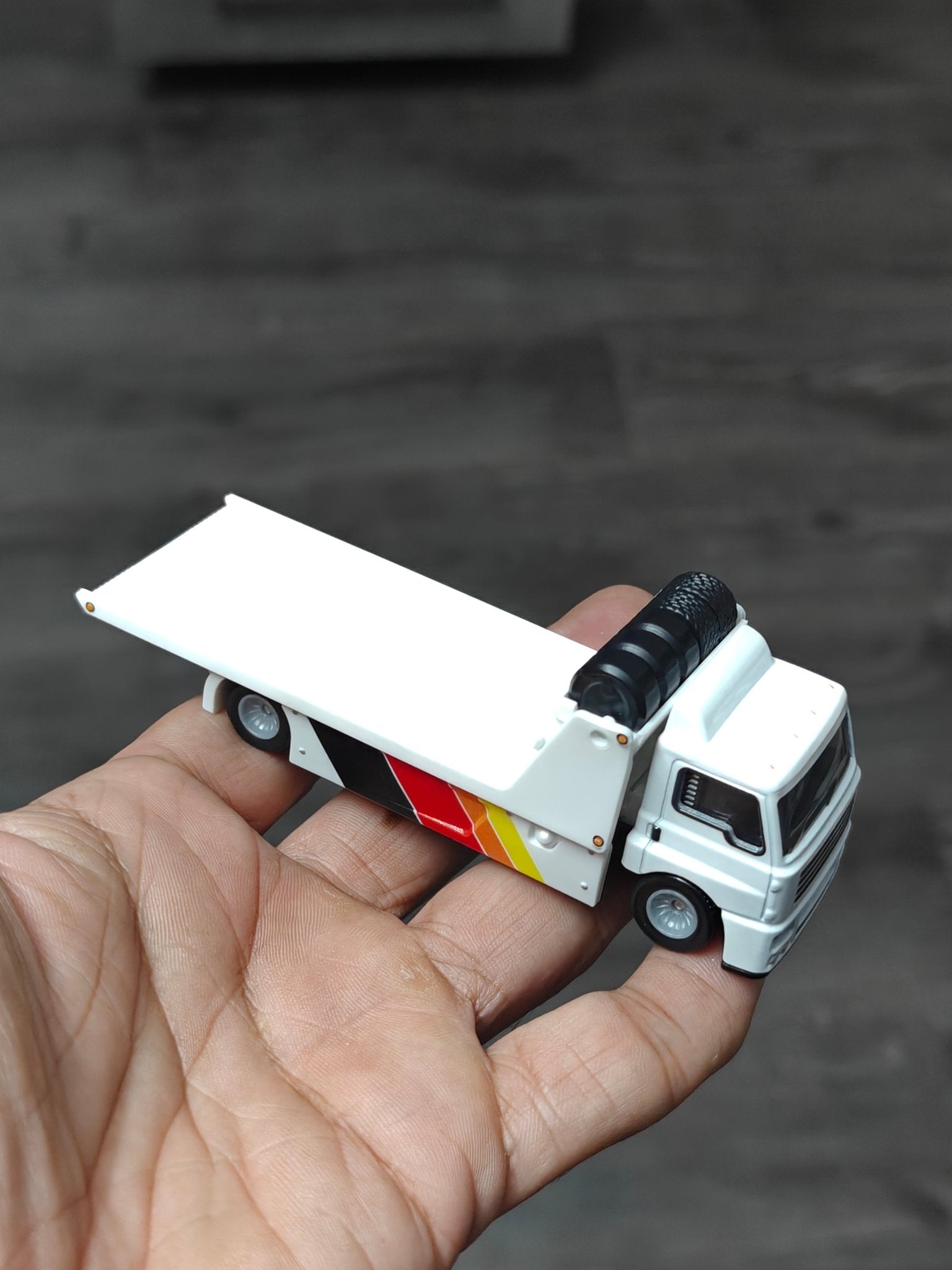 Premium Hot Wheels Fleet Street Hauler (Uncarded - New) - Kinder Logs