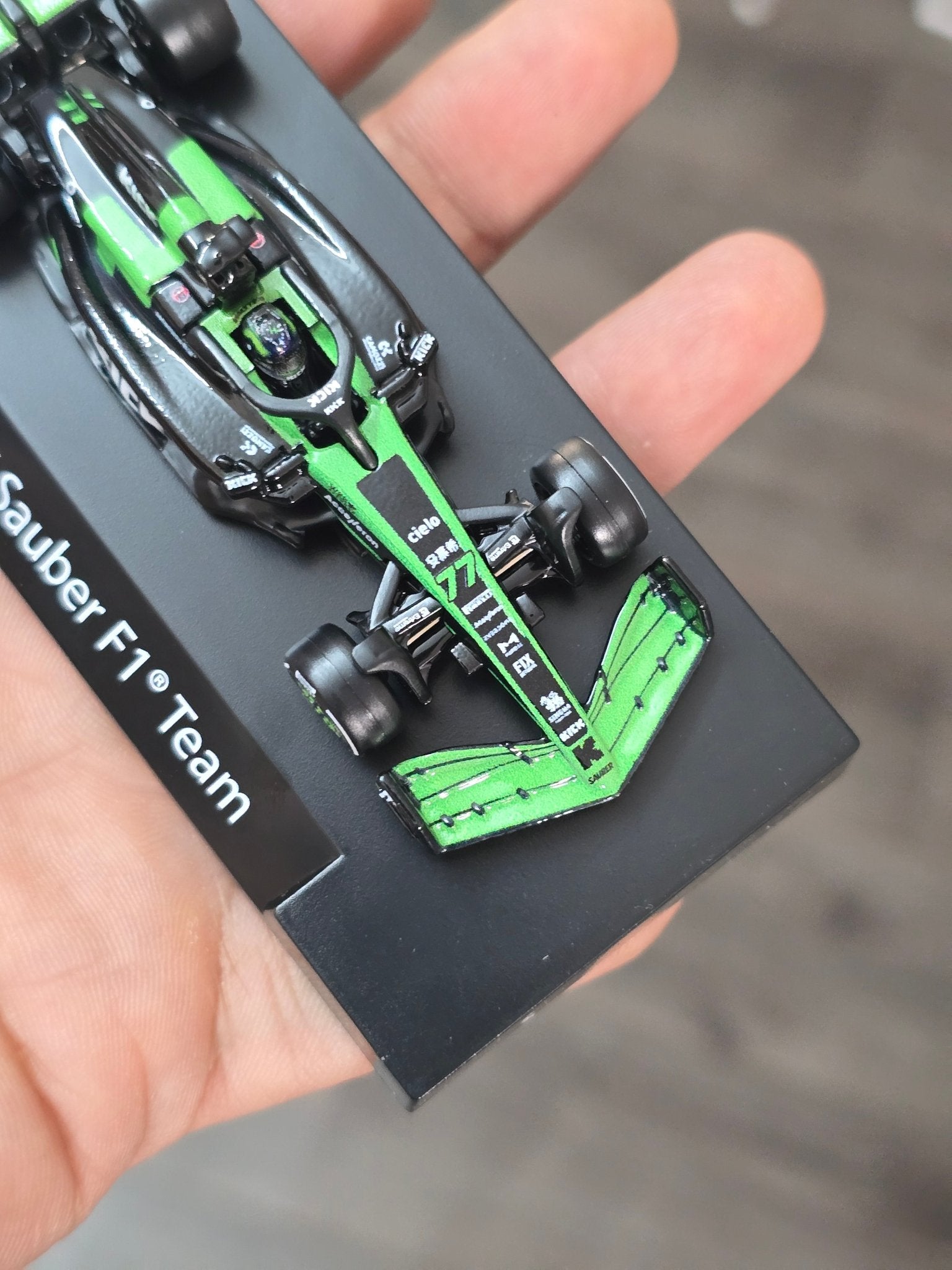 Premium Hot Wheels Formula 1 Kick Sauber F1 Team 77 (Uncarded - New) - Kinder Logs