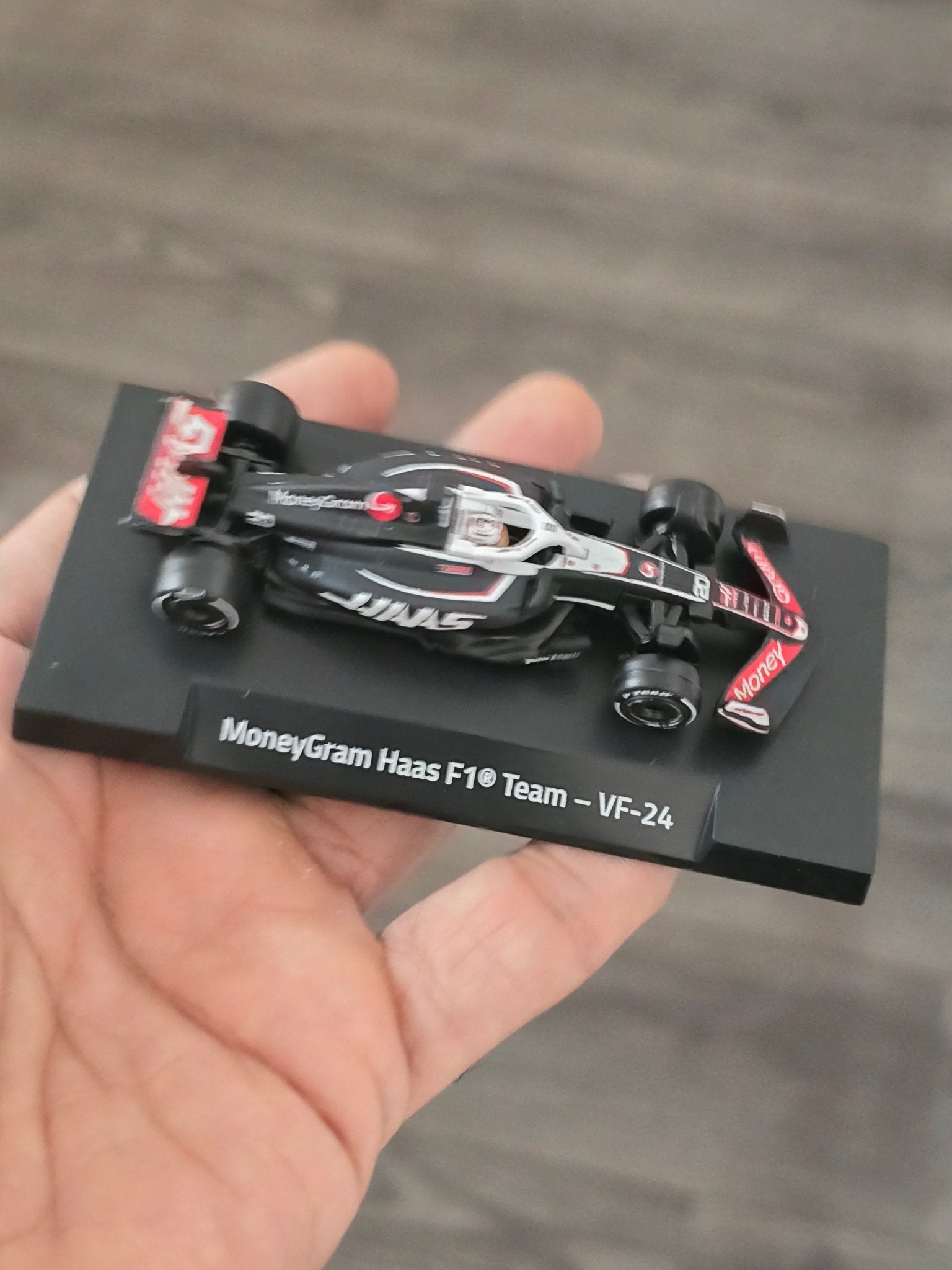 Premium Hot Wheels Formula 1 MoneyGram Haas F1 Team - VF - 24 (20) - Kinder Logs