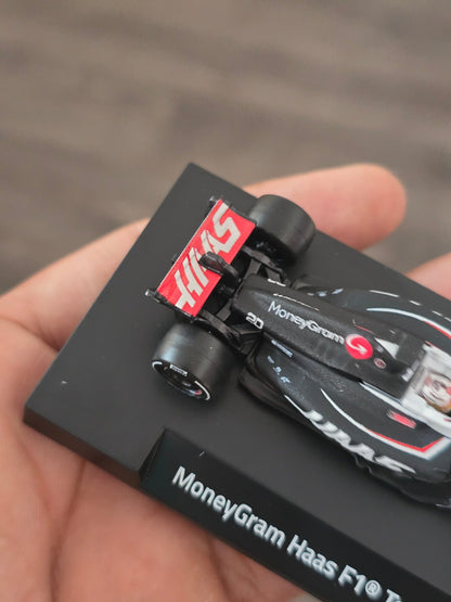 Premium Hot Wheels Formula 1 MoneyGram Haas F1 Team - VF - 24 (20) - Kinder Logs