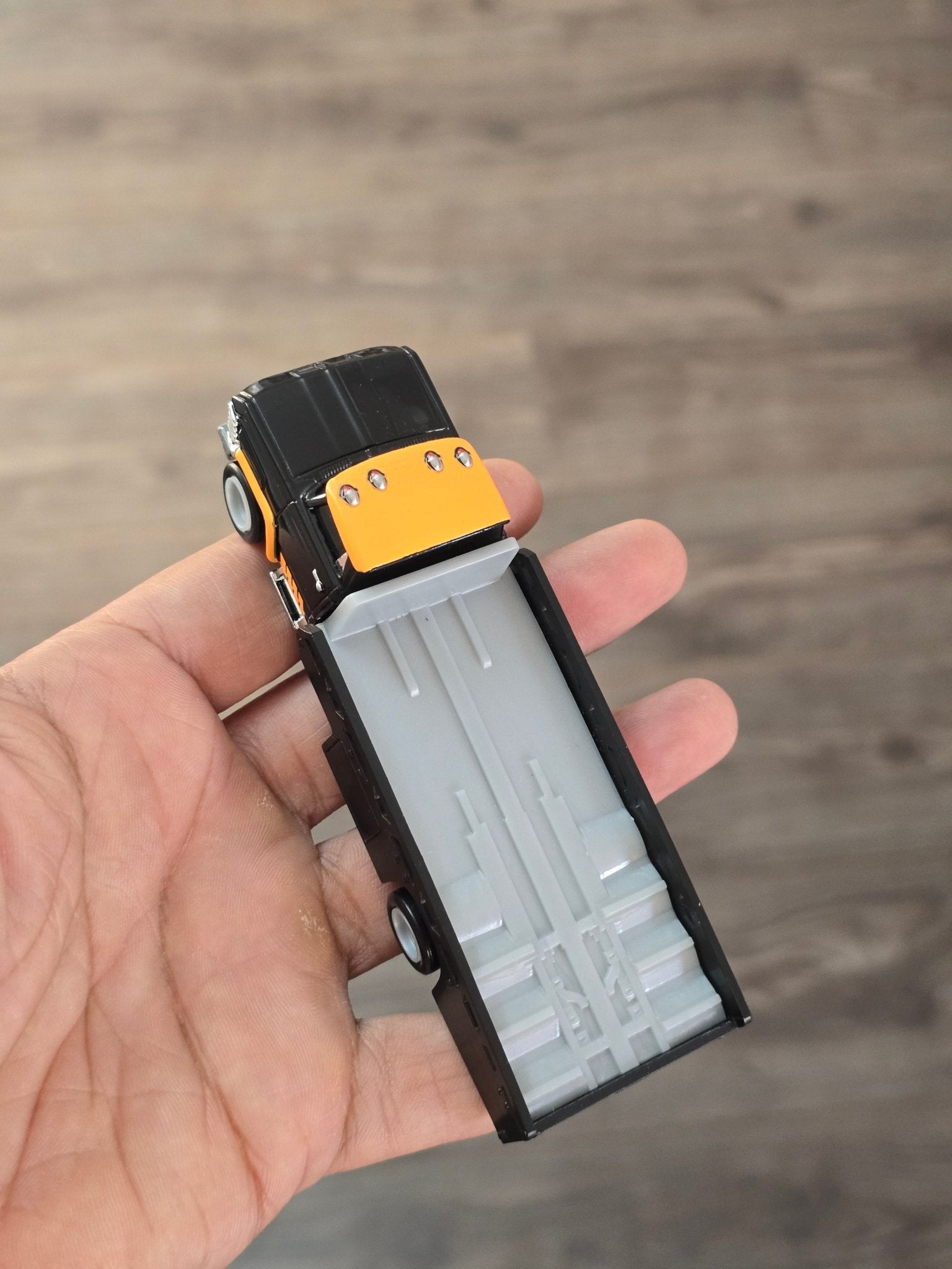 Premium Hot Wheels Horizon Hauler - Black (Uncarded - New) - Kinder Logs