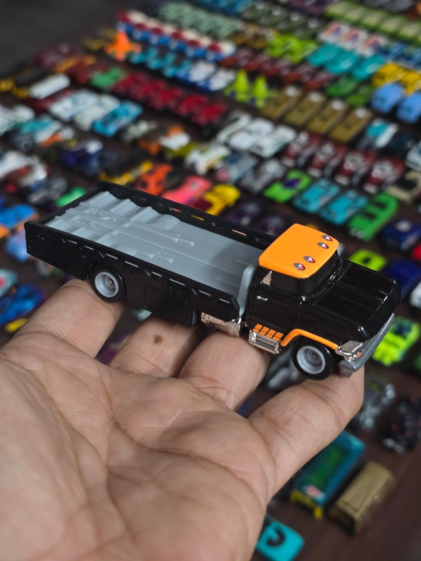 Premium Hot Wheels Horizon Hauler - Black (Uncarded - New) - Kinder Logs