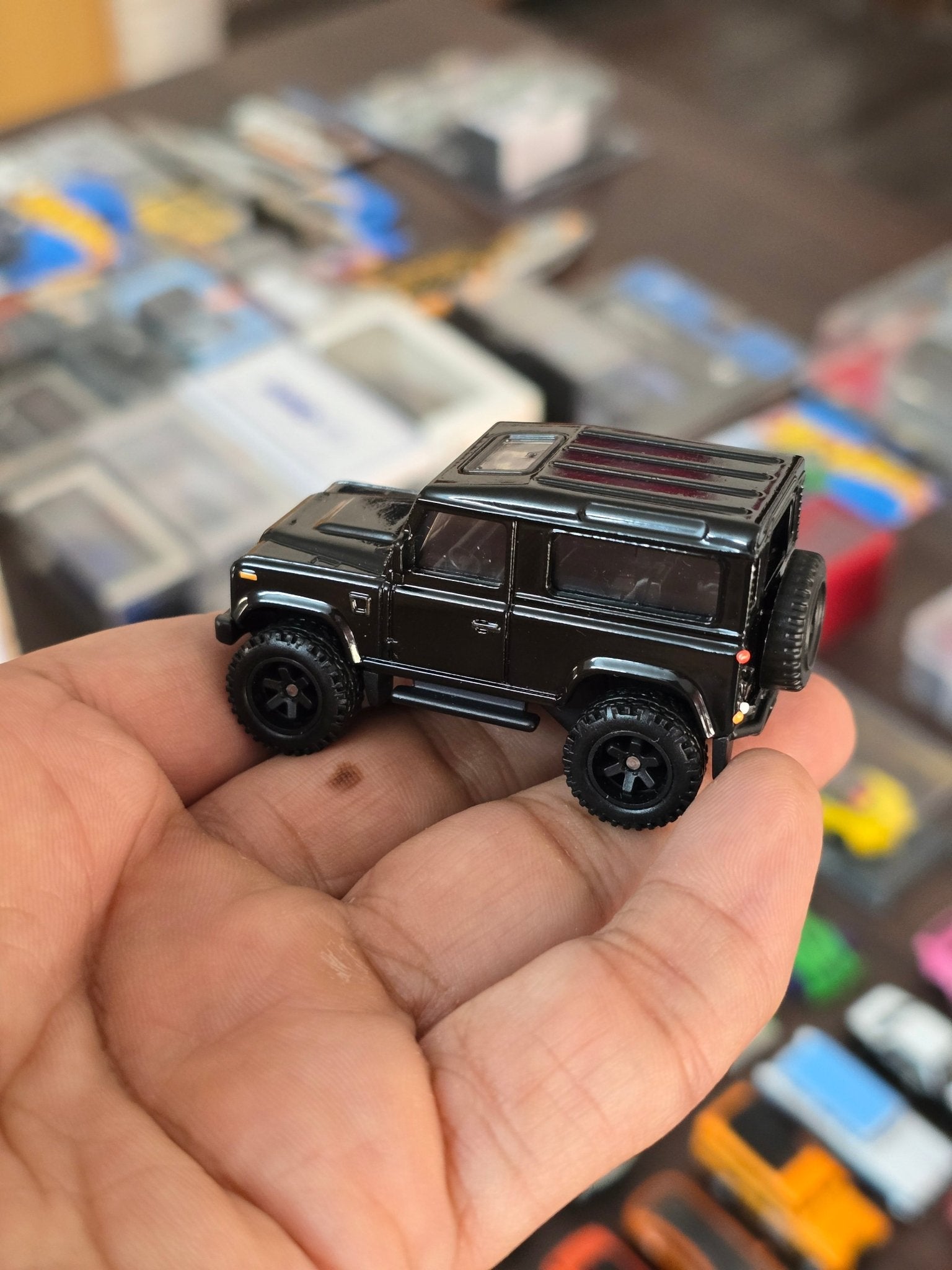 Premium Hot Wheels Land Rover Defender 90 - Black (Uncarded - New) - Kinder Logs
