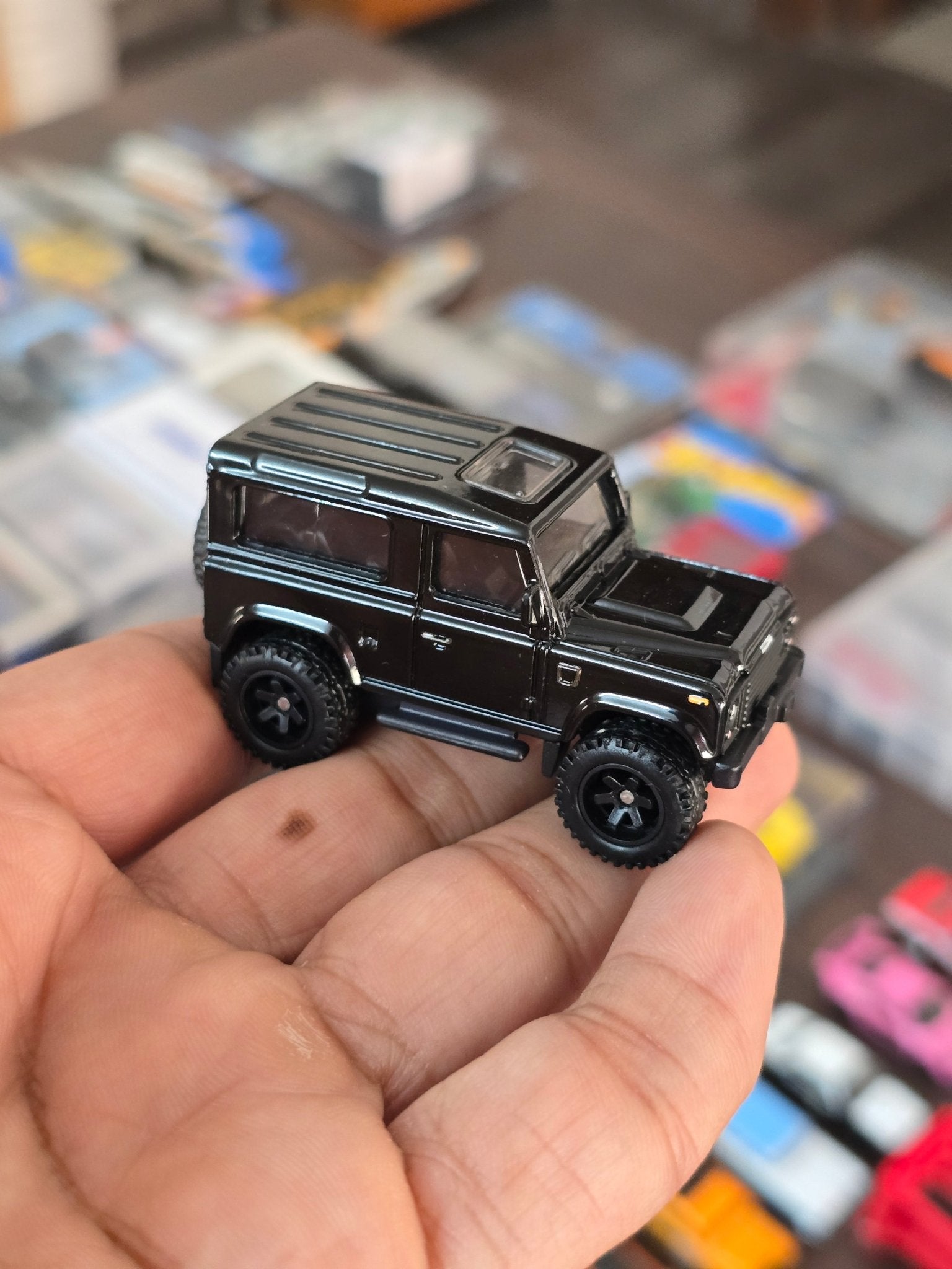 Premium Hot Wheels Land Rover Defender 90 - Black (Uncarded - New) - Kinder Logs