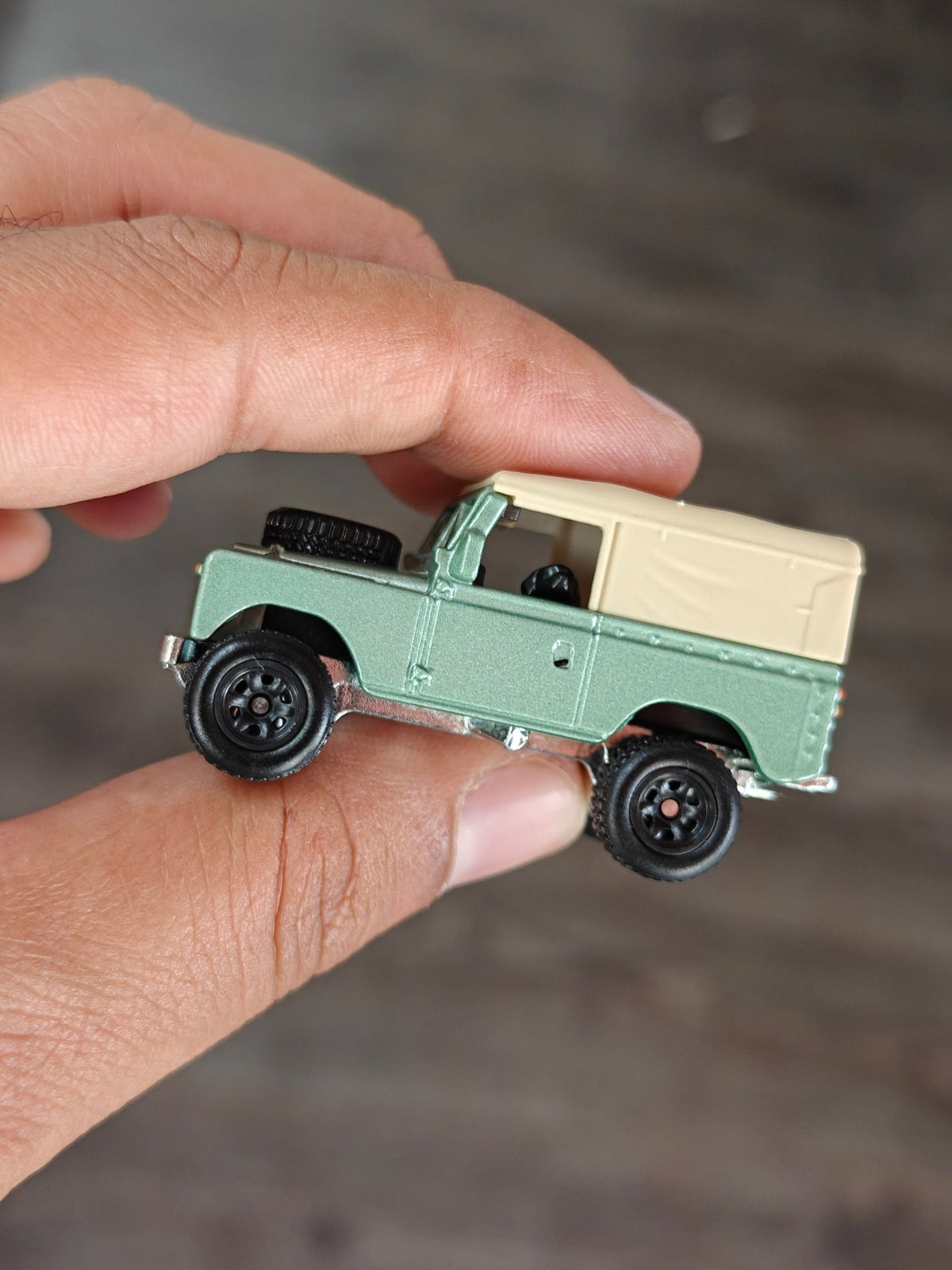 Premium Hot Wheels Land Rover S2 (Uncarded - New) - Kinder Logs