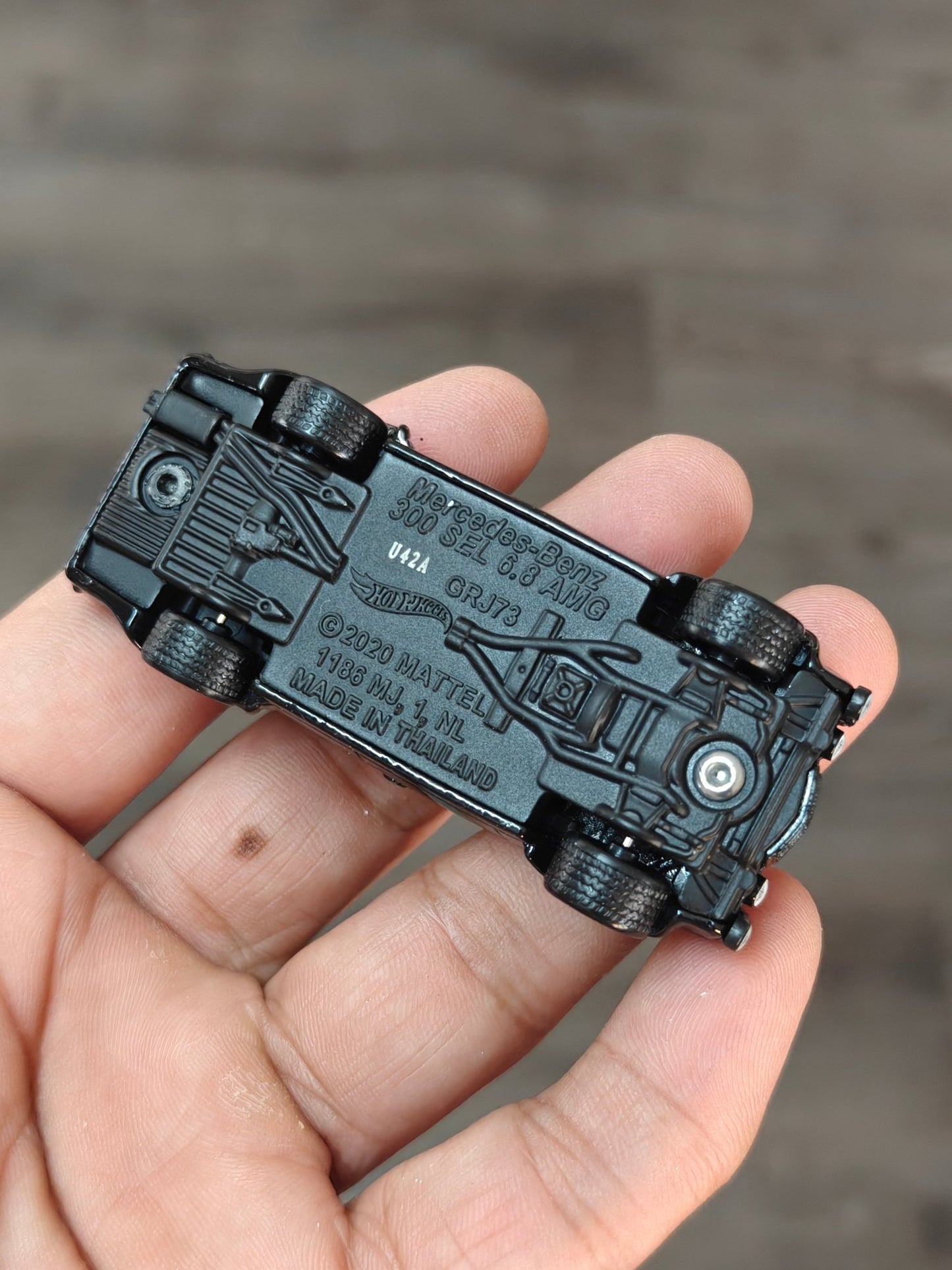 Premium Hot Wheels Mercedes - Benz 300 SEL 6.8 AMG - Black (Uncarded - New) - Kinder Logs