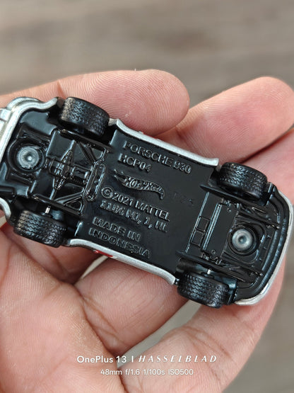 Premium Hot Wheels Porsche 911 Turbo (930) - Cyberpunk (Uncarded - New) - Kinder Logs