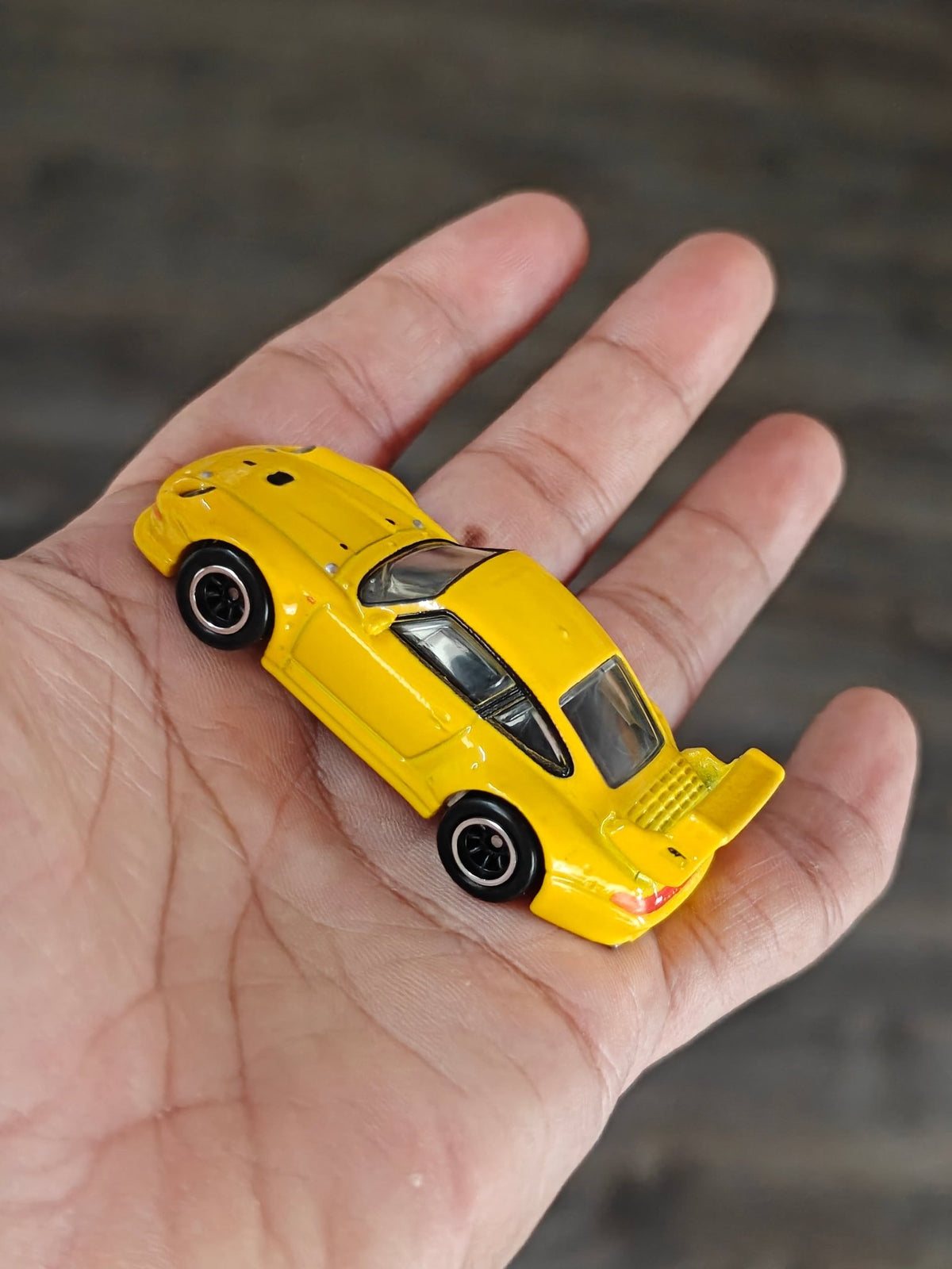Premium Hot Wheels Porsche 993 GT2 - Yellow (Pre-Owned) - Kinder Logs