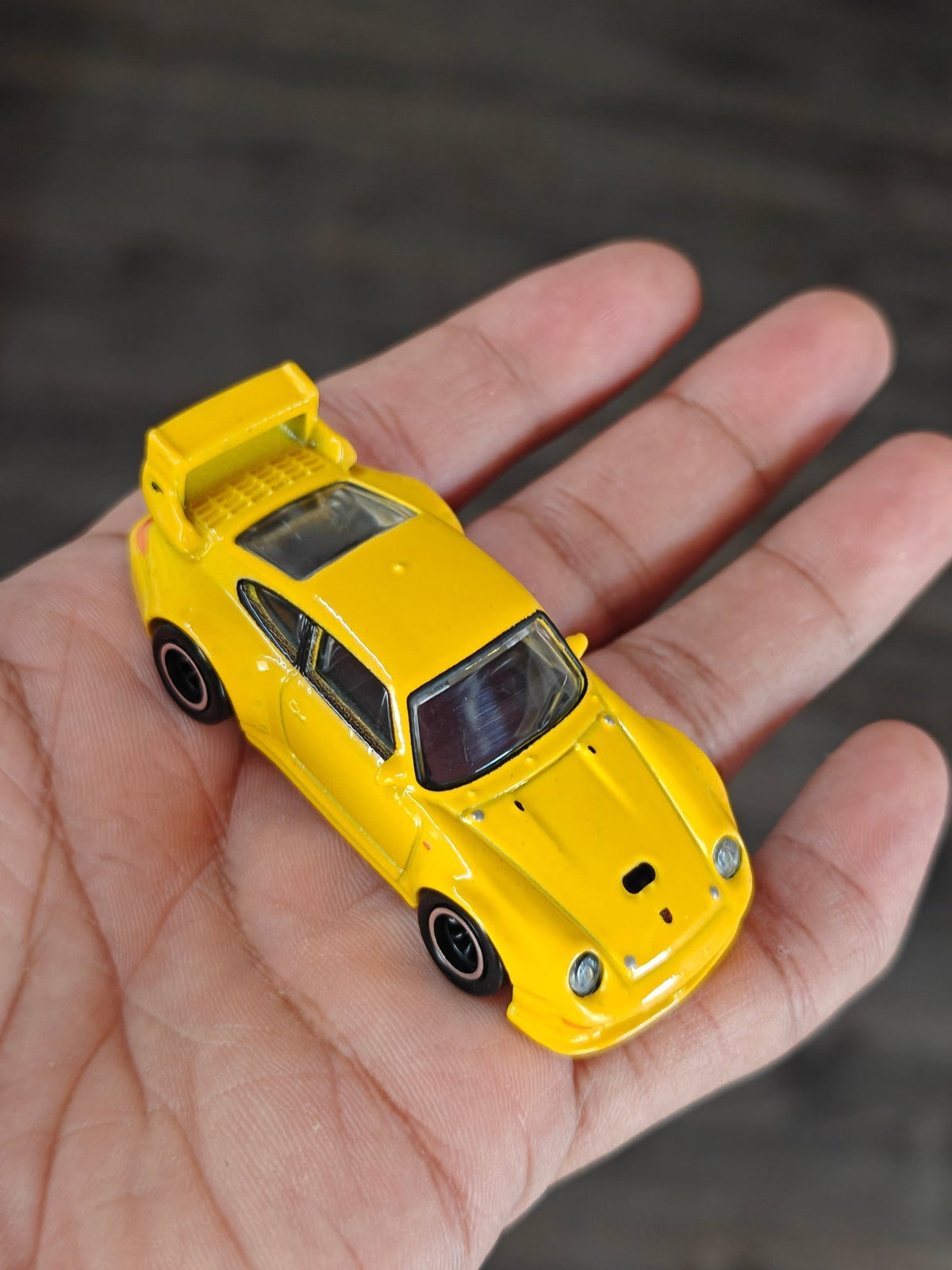 Premium Hot Wheels Porsche 993 GT2 - Yellow (Pre-Owned) - Kinder Logs