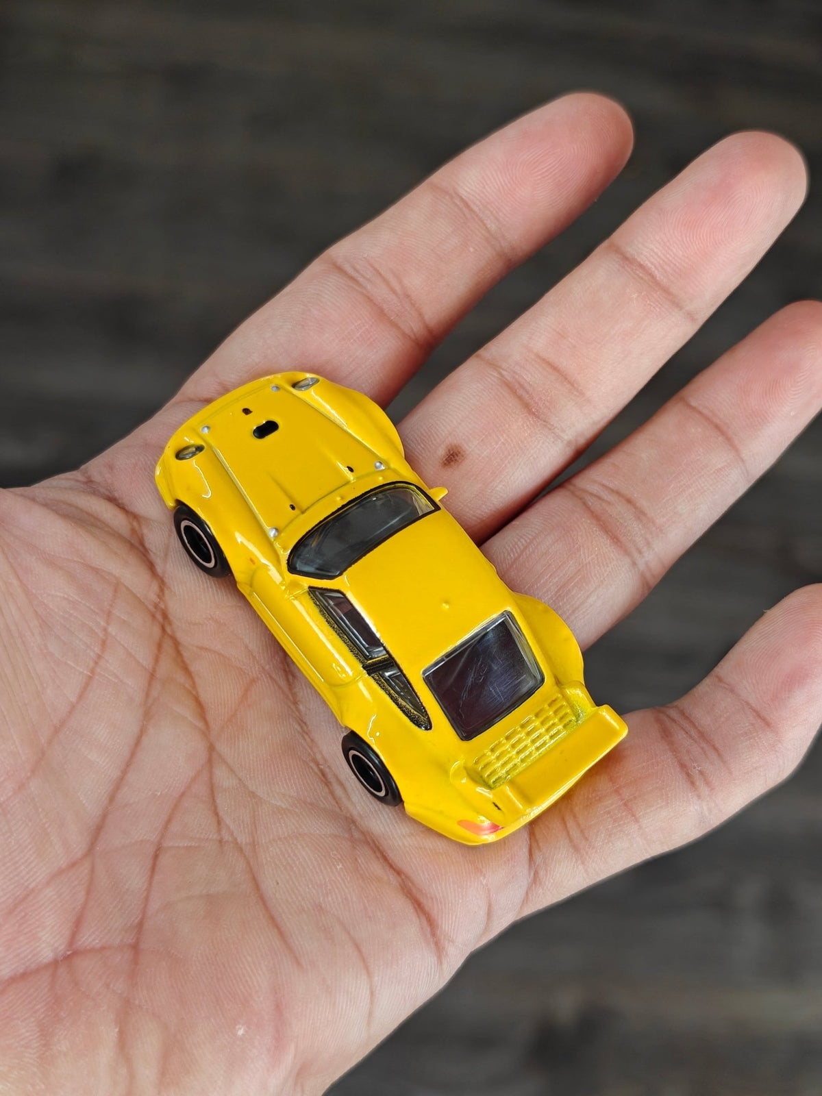 Premium Hot Wheels Porsche 993 GT2 - Yellow (Pre-Owned) - Kinder Logs