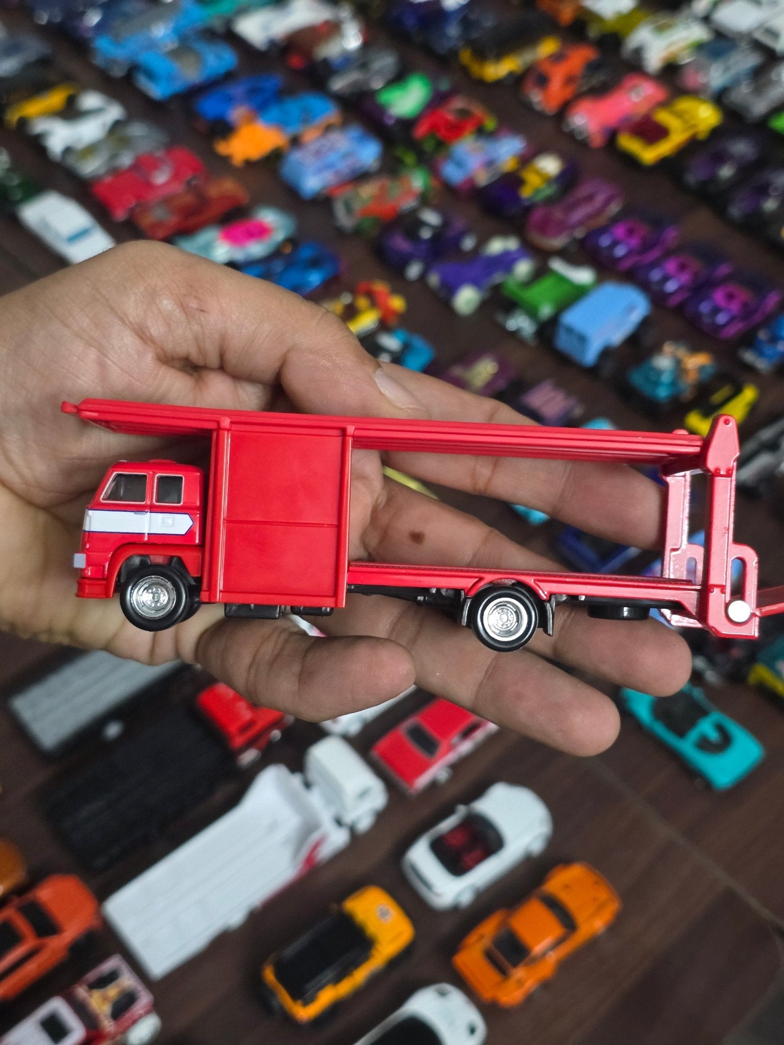 Premium Hot Wheels 'Second Story Lorry' (Uncarded - New) - Kinder Logs