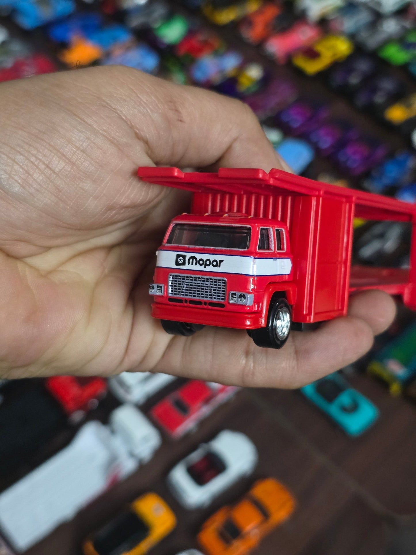 Premium Hot Wheels 'Second Story Lorry' (Uncarded - New) - Kinder Logs