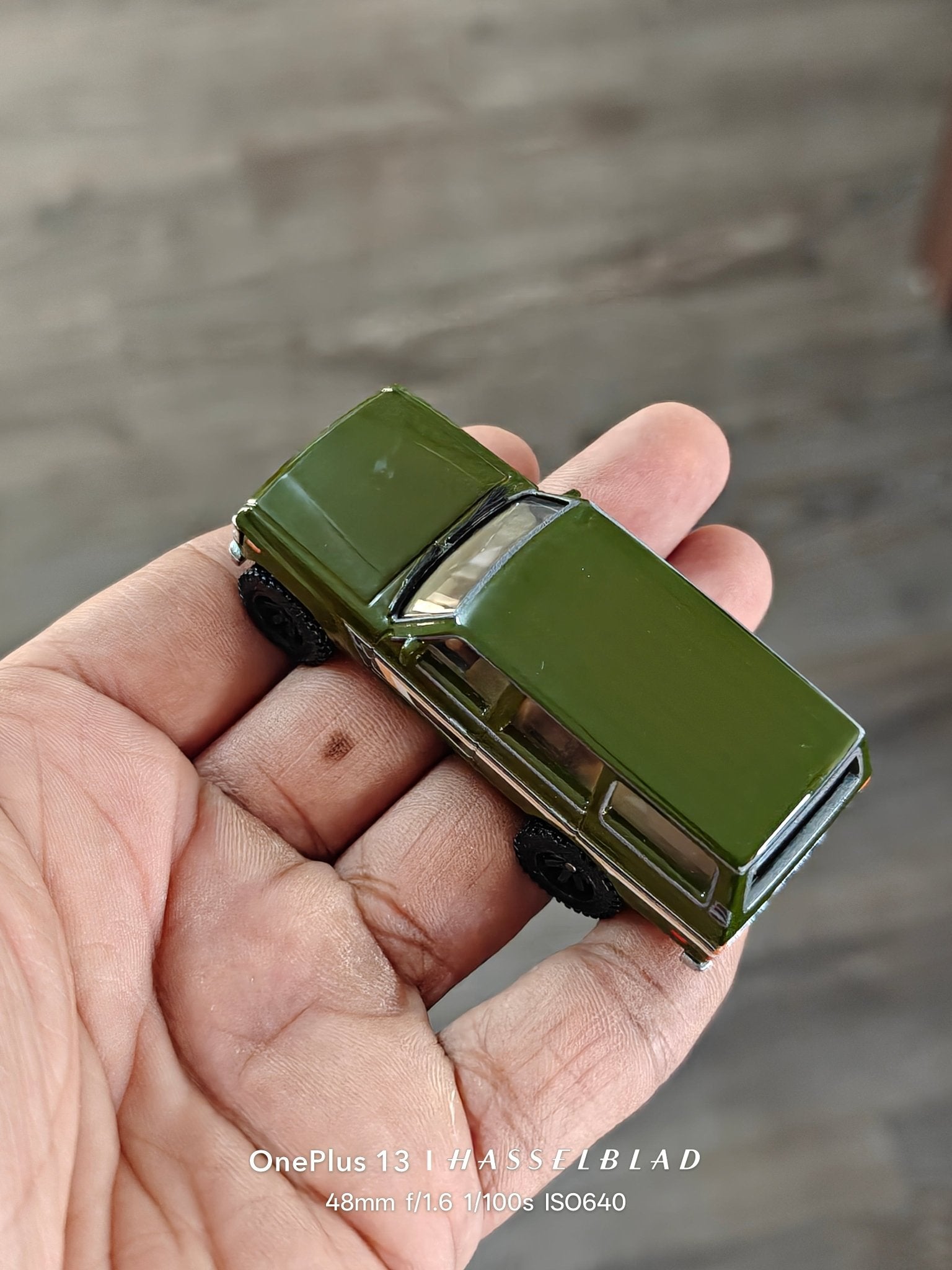 Premium Hot Wheels Toyota Land Cruiser FJ60 (Pre - Owned) - Kinder Logs