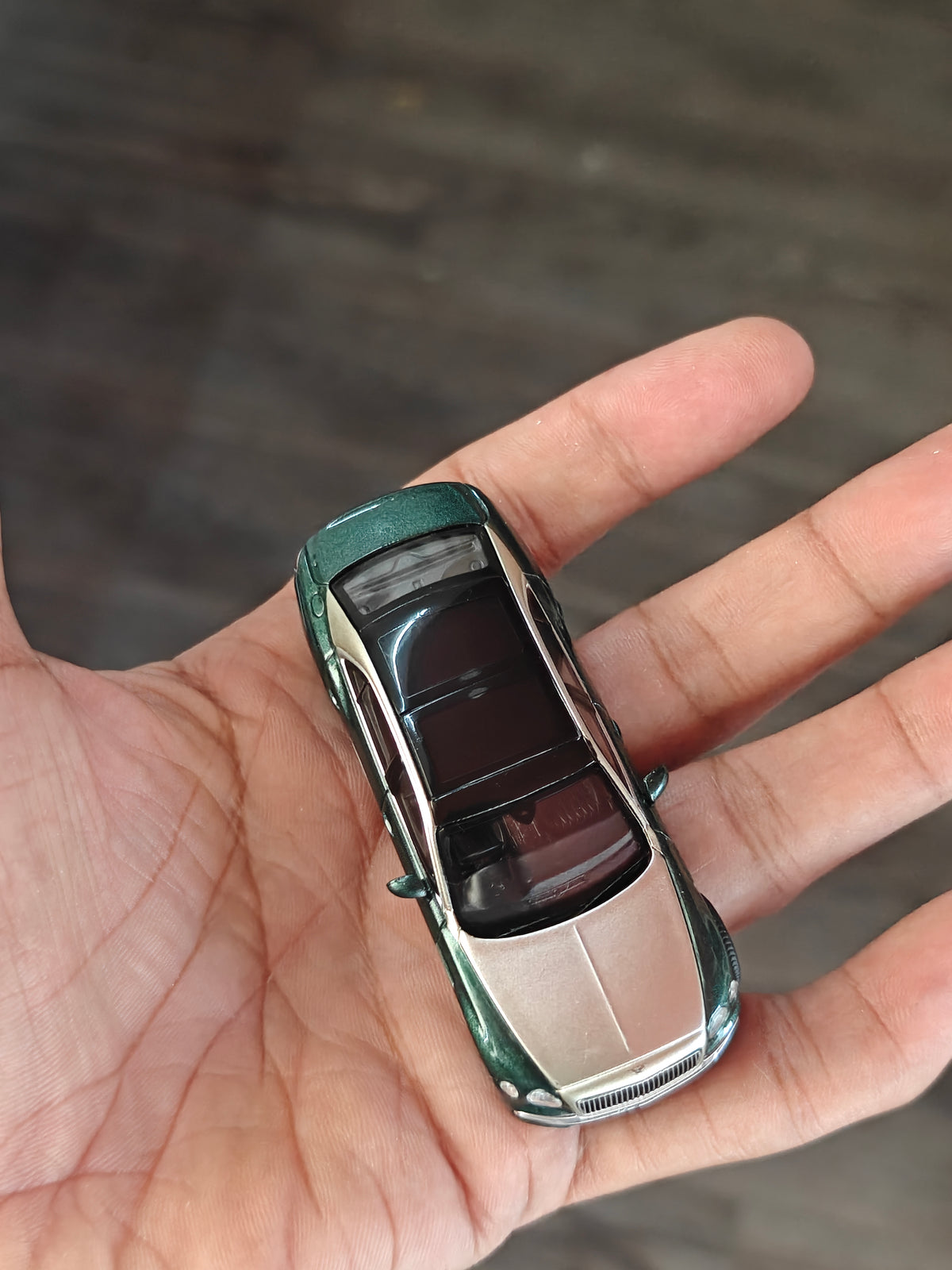 Mini GT Bentley Flying Spur - White Sand Verdant (Open Box)