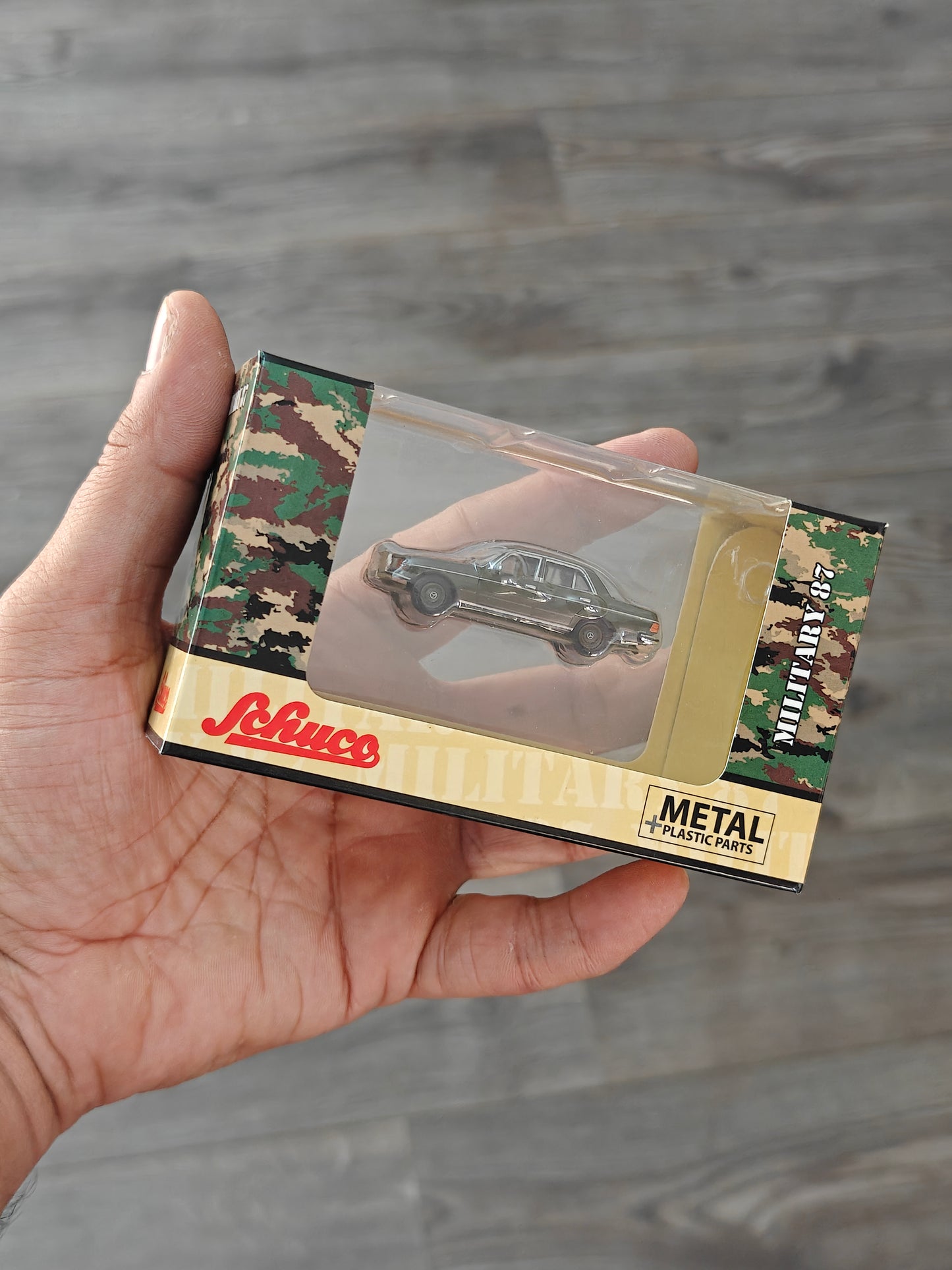Schuco Mercedes-Benz W123 Military Green Edition