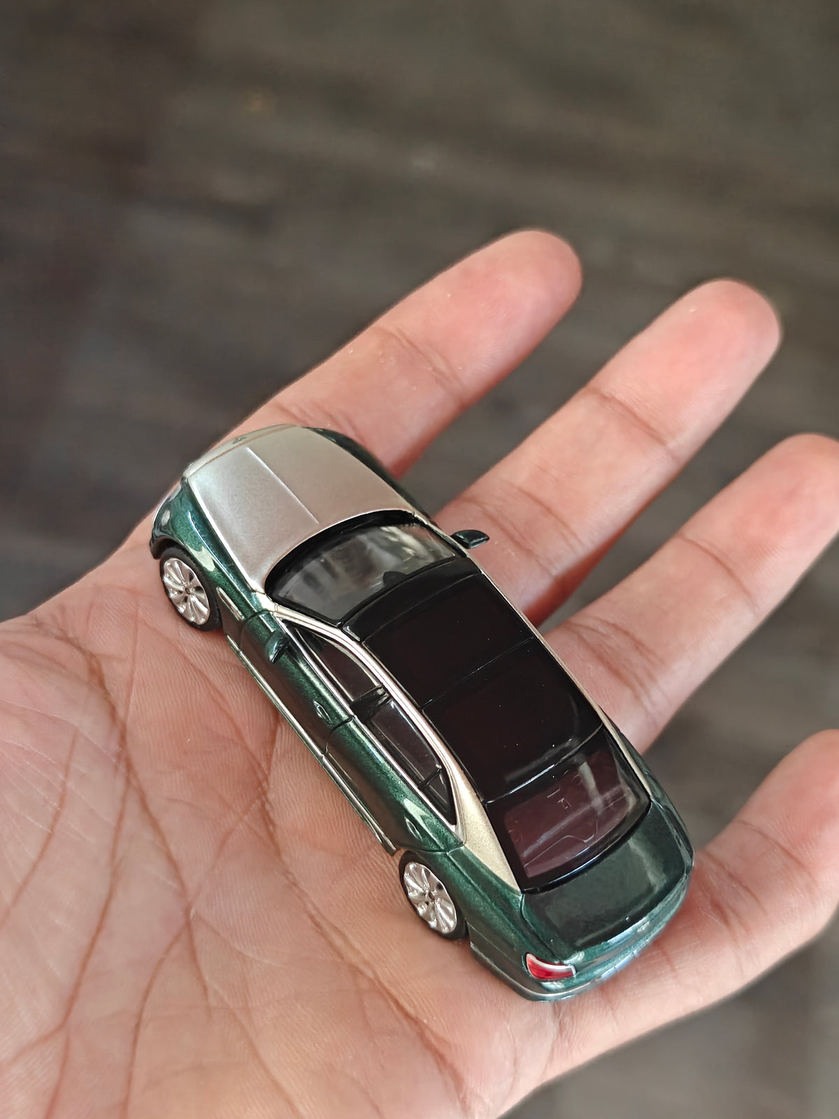 Mini GT Bentley Flying Spur - White Sand Verdant (Open Box)