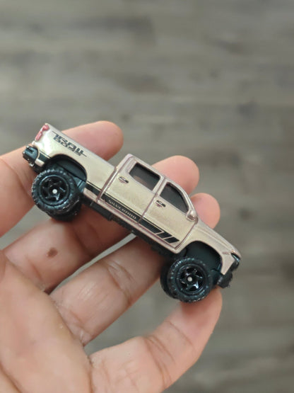 Silver Series Hot Wheels 2019 Chevrolet Silverado Trail Boss LT (Uncarded) - Kinder Logs