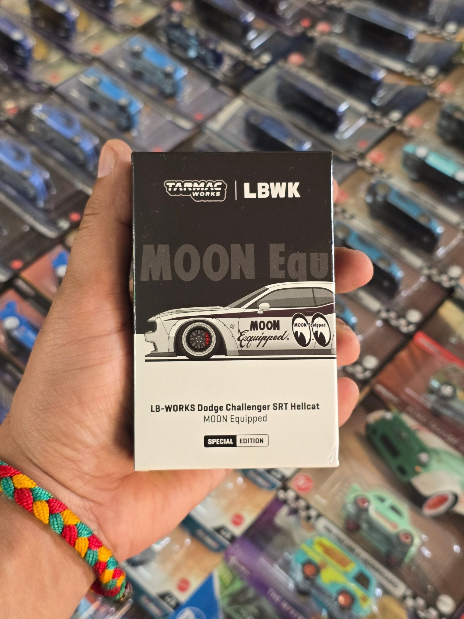 Tarmac Works Dodge Challenger SRT Hellcat Liberty Walk Moon Eyes Edition - Kinder Logs