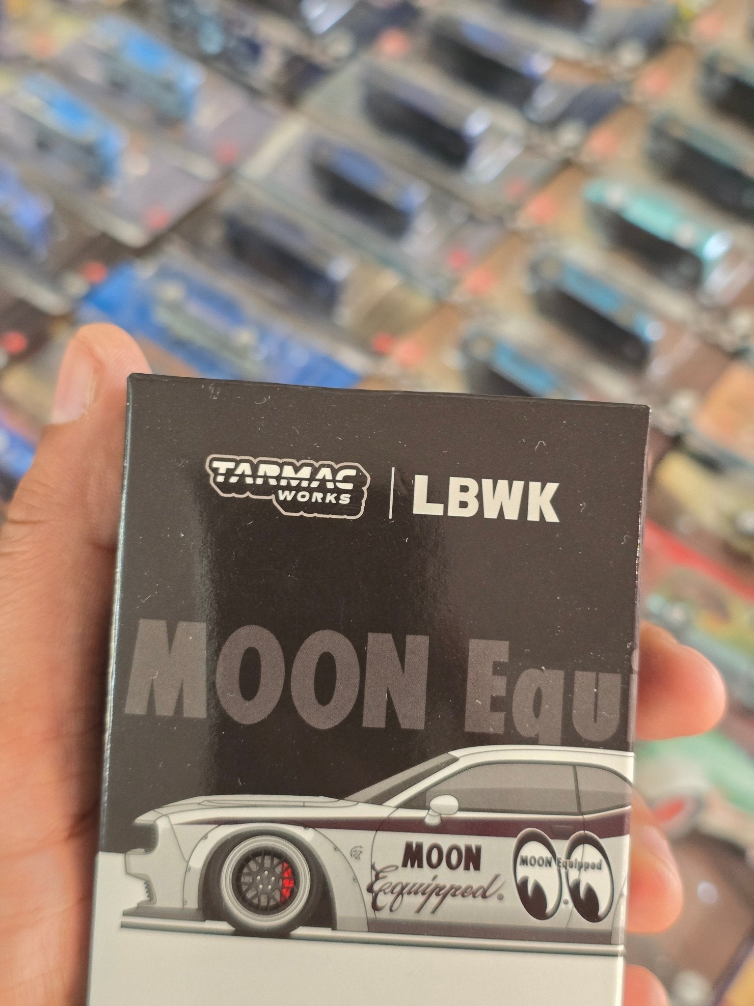 Tarmac Works Dodge Challenger SRT Hellcat Liberty Walk Moon Eyes Edition - Kinder Logs