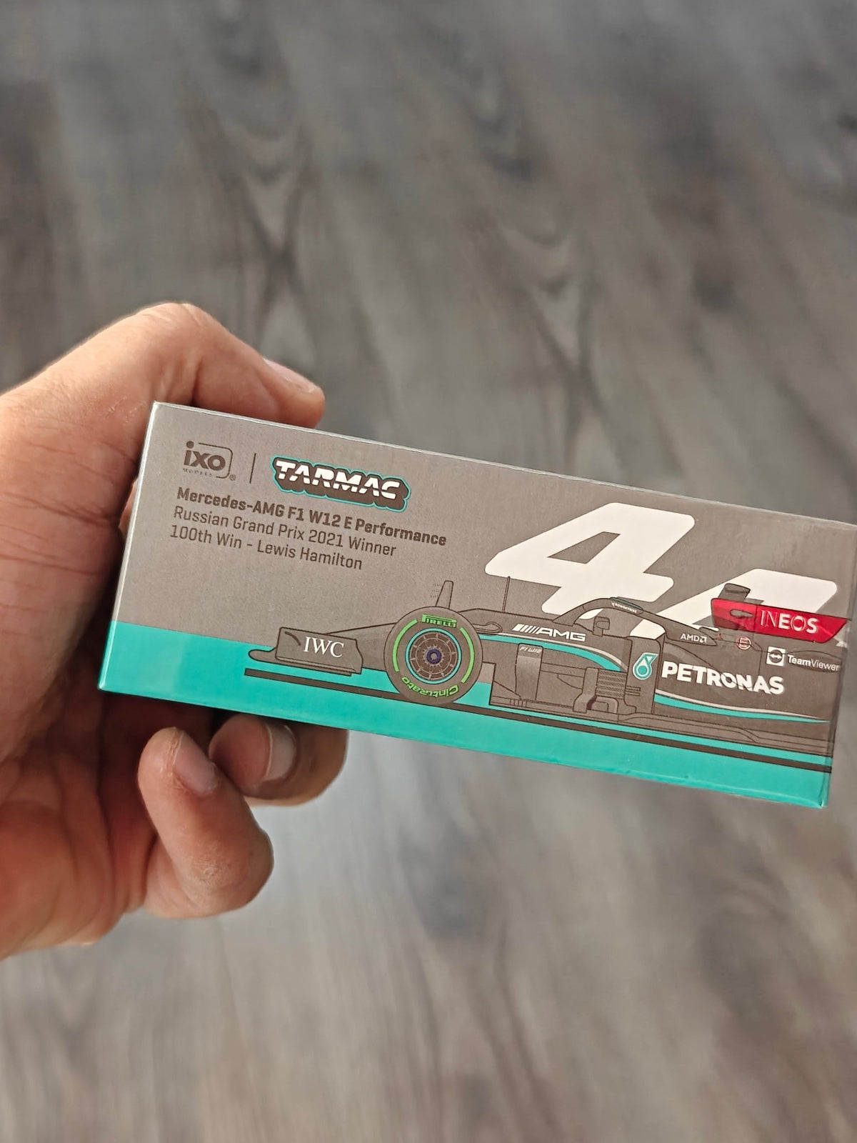 Tarmac Works IXO Mercedes-AMG F1 W12 E Performance - 100th Win Lewis Hamilton (Open Box) - Kinder Logs