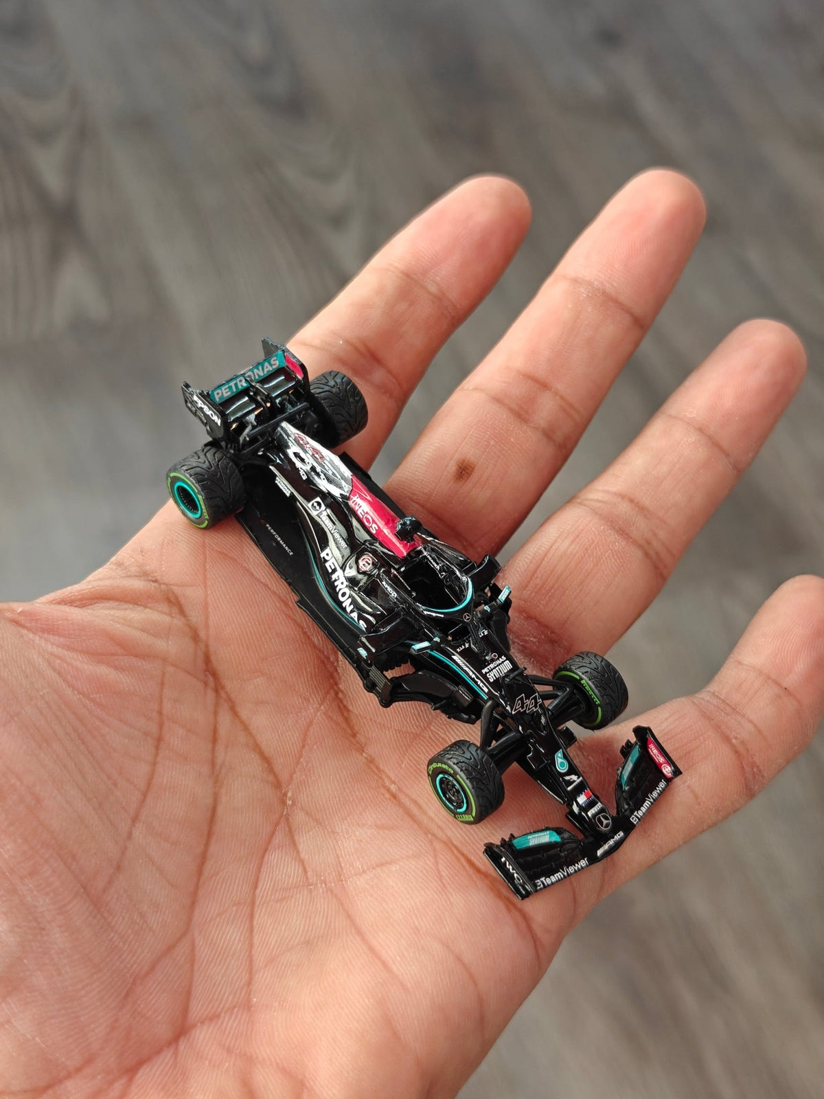 Tarmac Works IXO Mercedes-AMG F1 W12 E Performance - 100th Win Lewis Hamilton (Open Box) - Kinder Logs