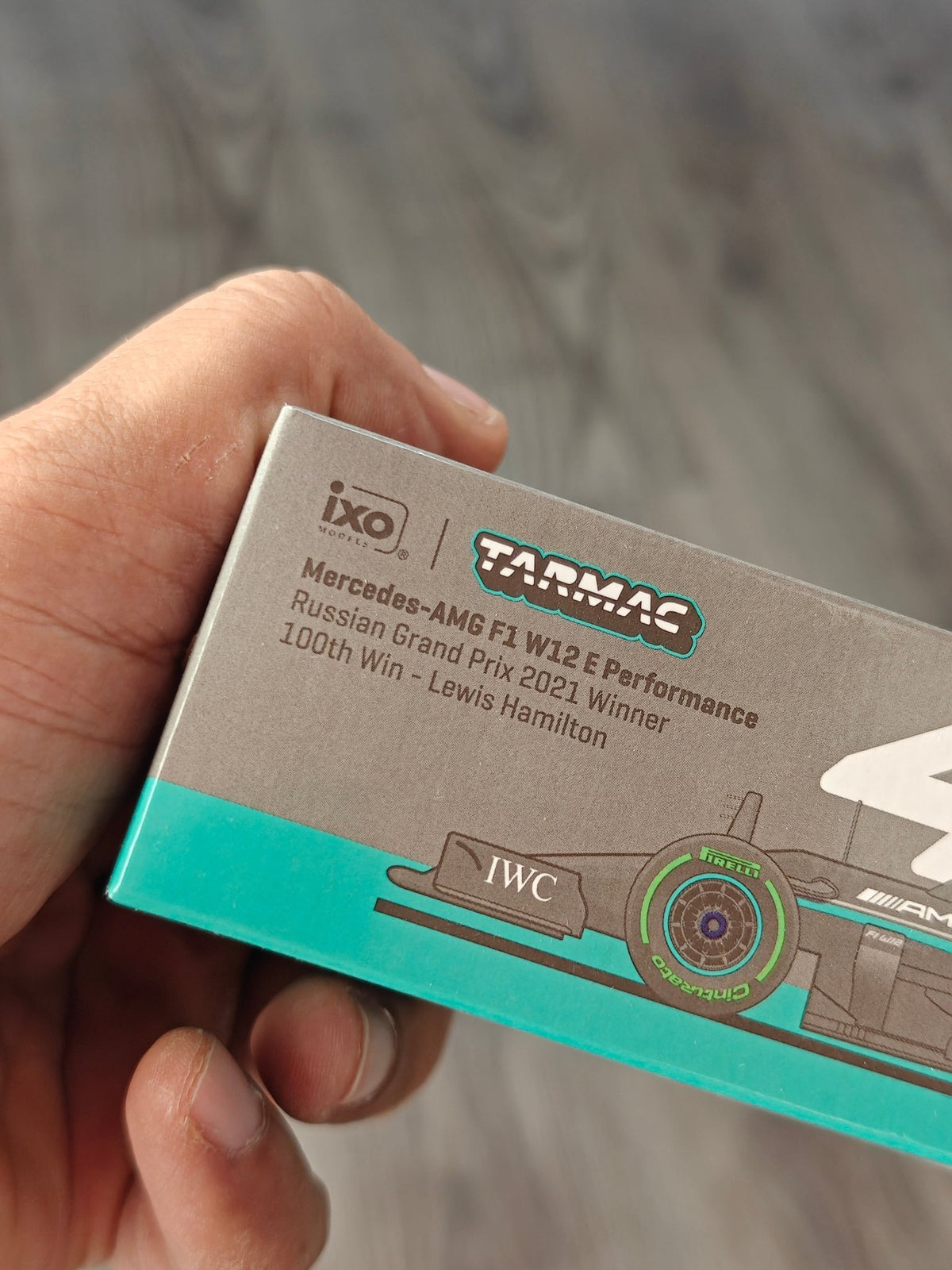 Tarmac Works IXO Mercedes-AMG F1 W12 E Performance - 100th Win Lewis Hamilton (Open Box) - Kinder Logs