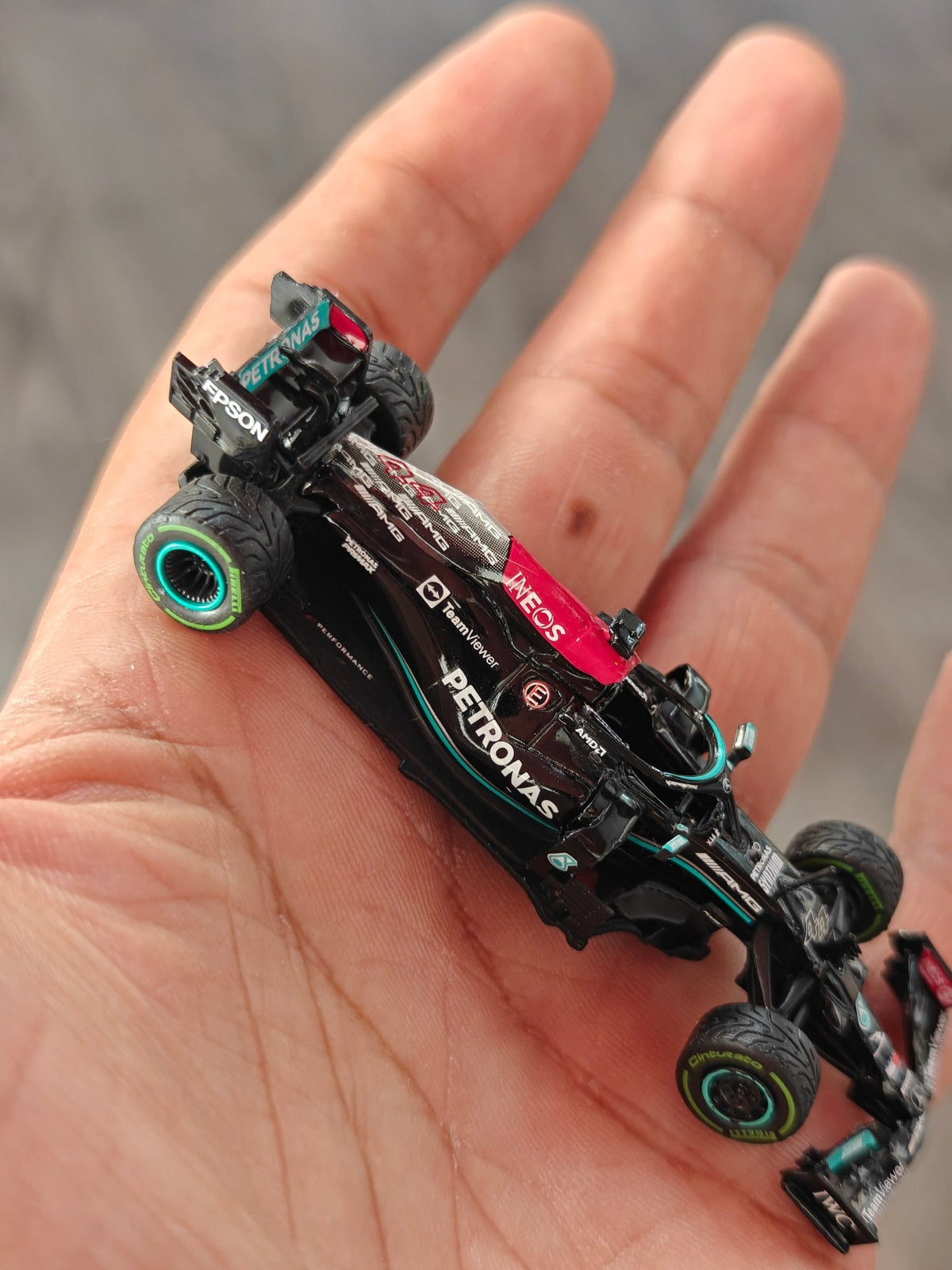 Tarmac Works IXO Mercedes-AMG F1 W12 E Performance - 100th Win Lewis Hamilton (Open Box) - Kinder Logs