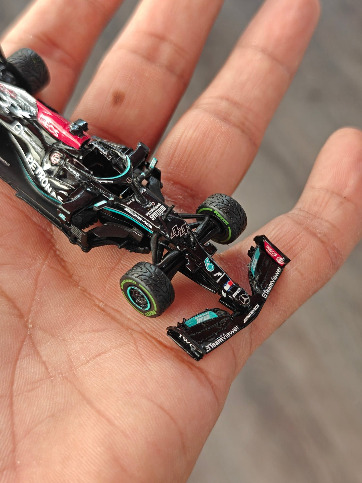 Tarmac Works IXO Mercedes-AMG F1 W12 E Performance - 100th Win Lewis Hamilton (Open Box) - Kinder Logs