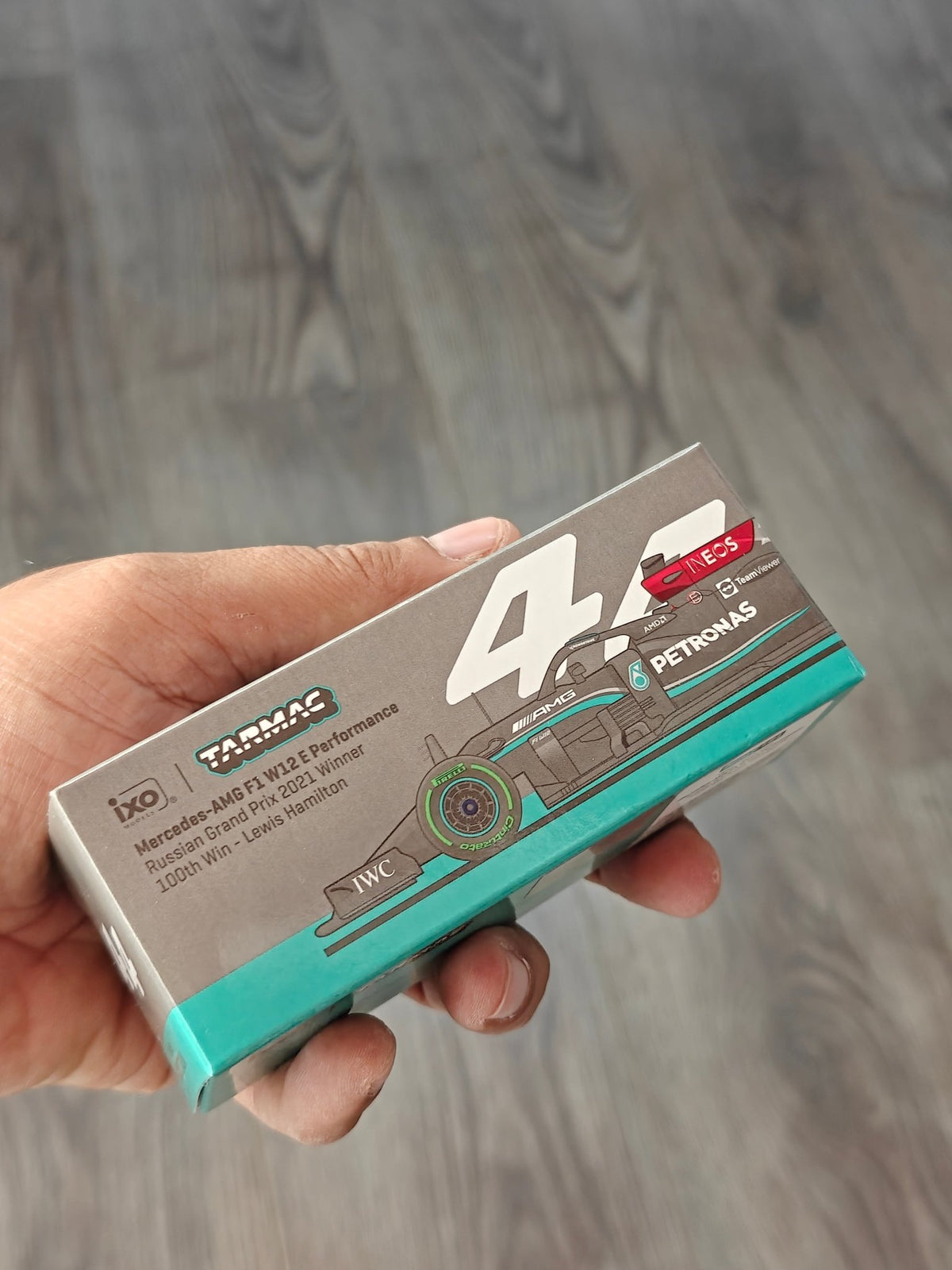 Tarmac Works IXO Mercedes-AMG F1 W12 E Performance - 100th Win Lewis Hamilton (Open Box) - Kinder Logs