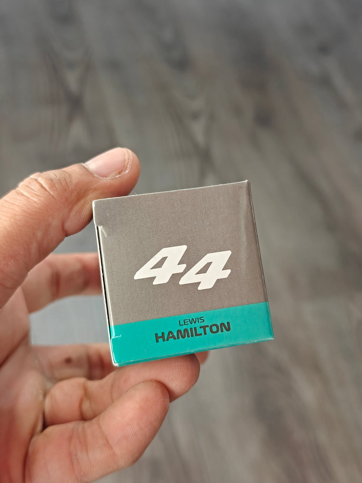 Tarmac Works IXO Mercedes-AMG F1 W12 E Performance - 100th Win Lewis Hamilton (Open Box) - Kinder Logs