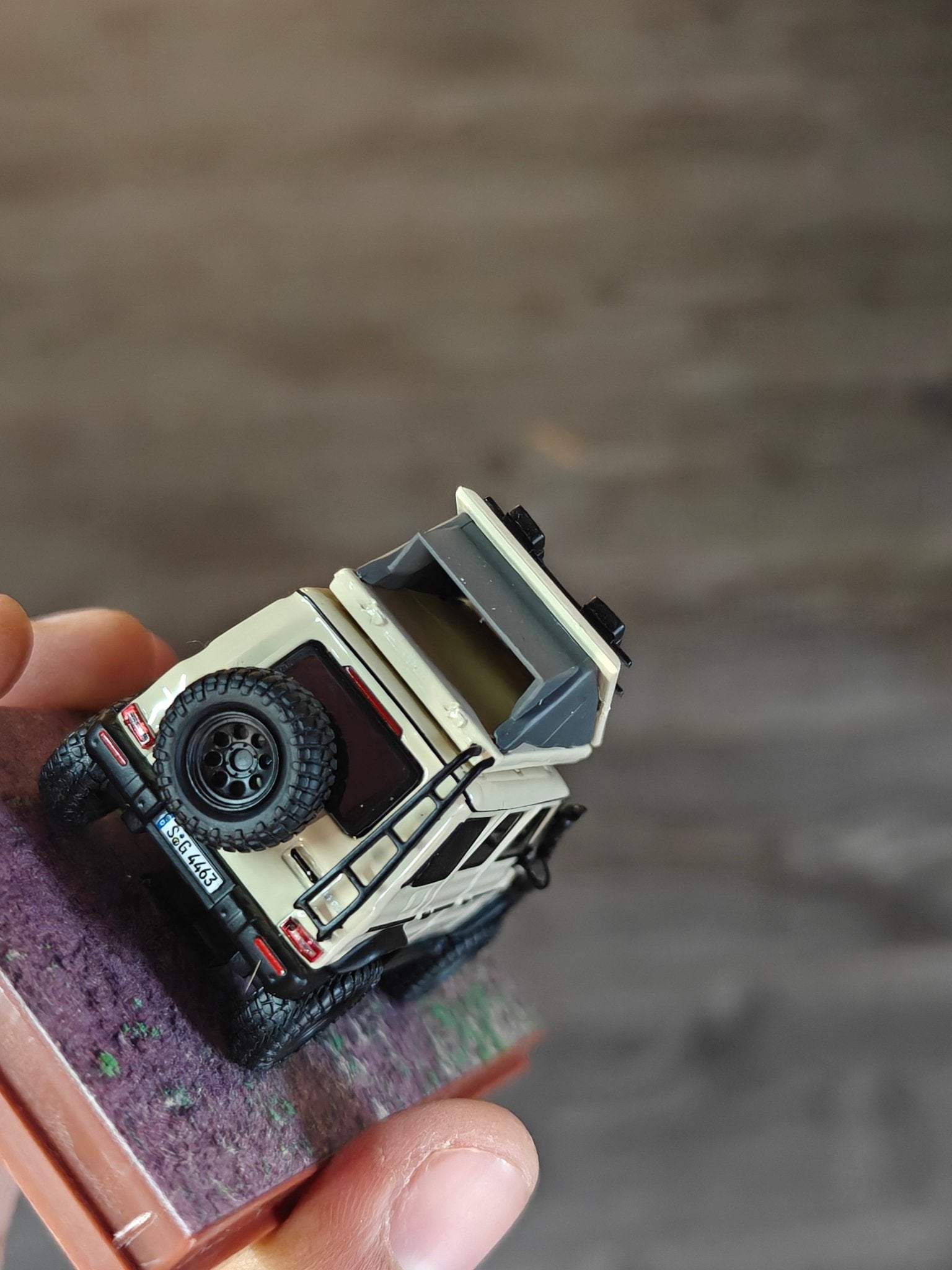 Tarmac Works Mercedes - AMG G63 SUV (Cracked Acrylic Case) - Kinder Logs