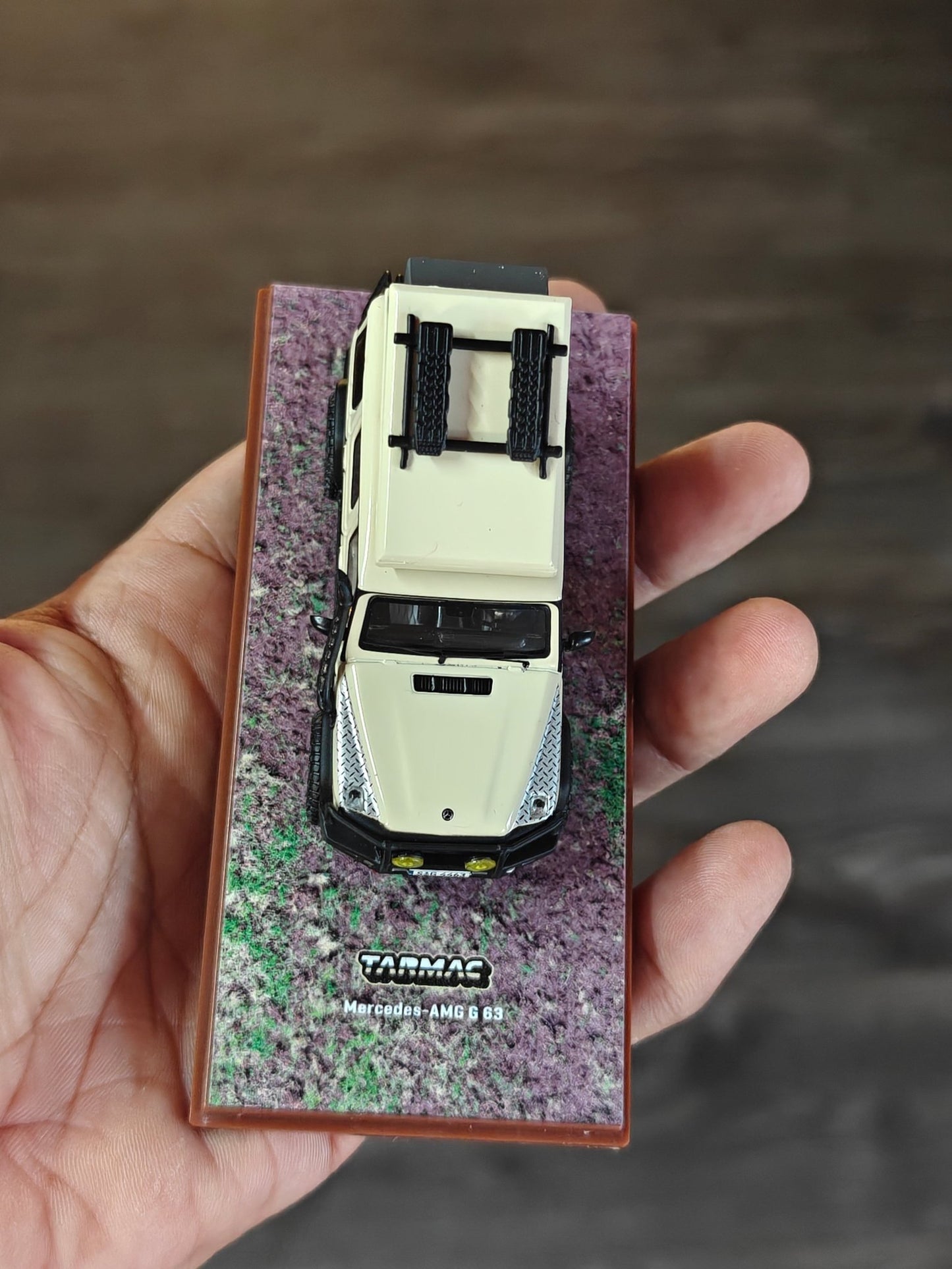 Tarmac Works Mercedes - AMG G63 SUV (Cracked Acrylic Case) - Kinder Logs