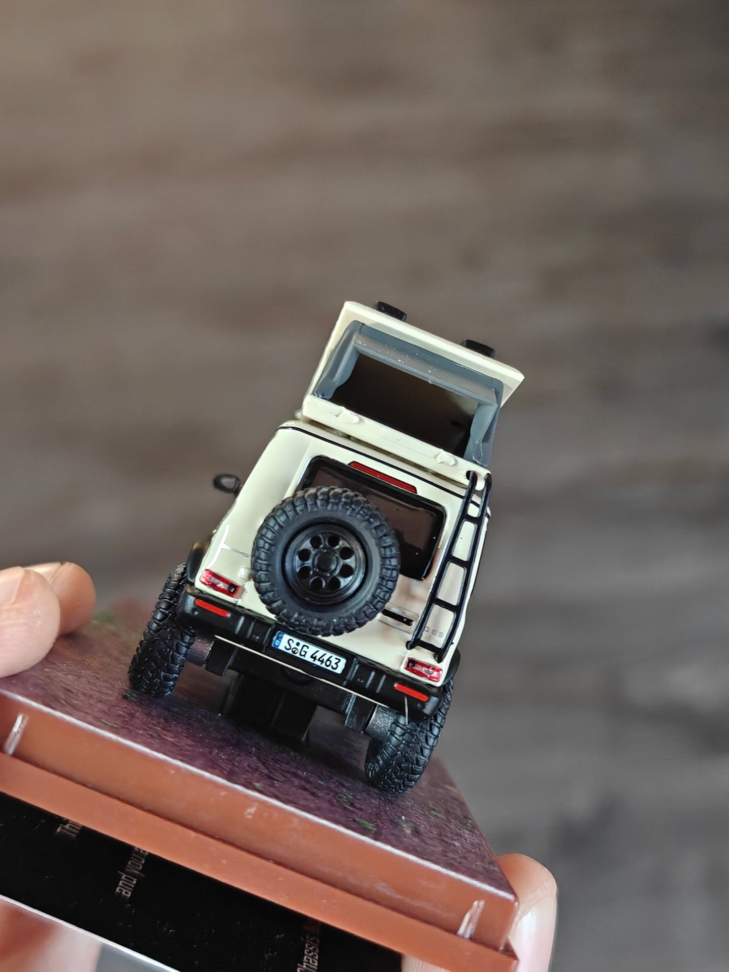 Tarmac Works Mercedes - AMG G63 SUV (Cracked Acrylic Case) - Kinder Logs